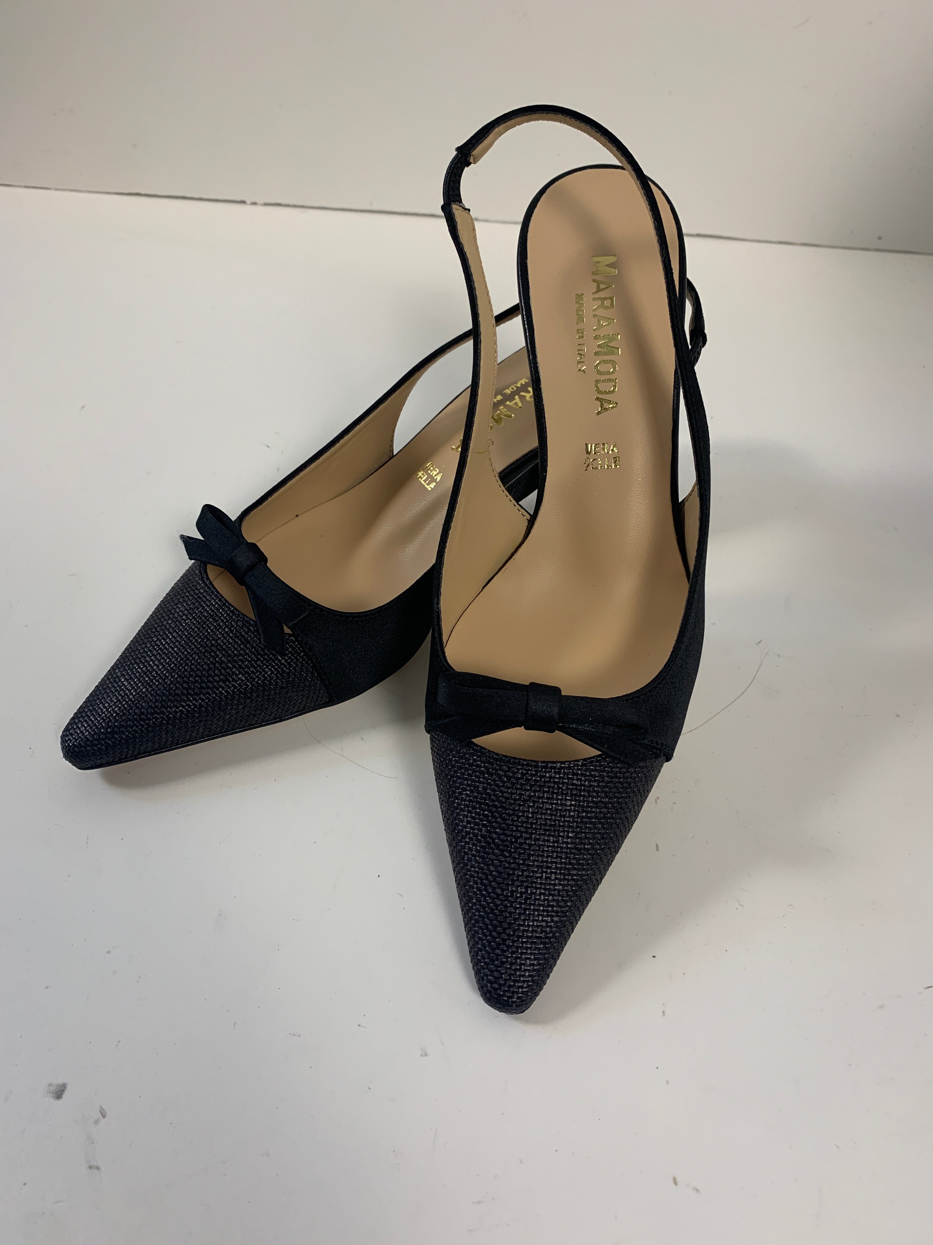Slingback nera con punta effetto rafia