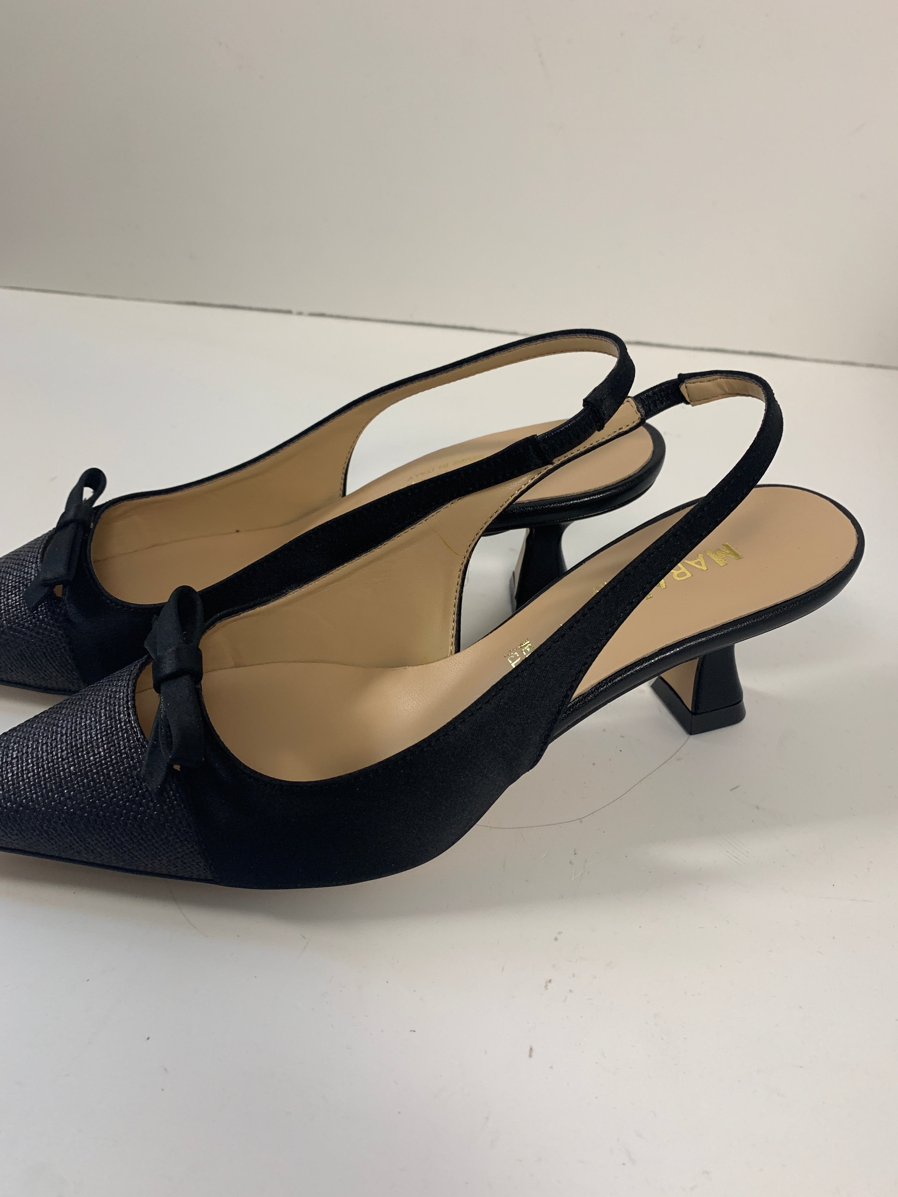 Slingback nera con punta effetto rafia