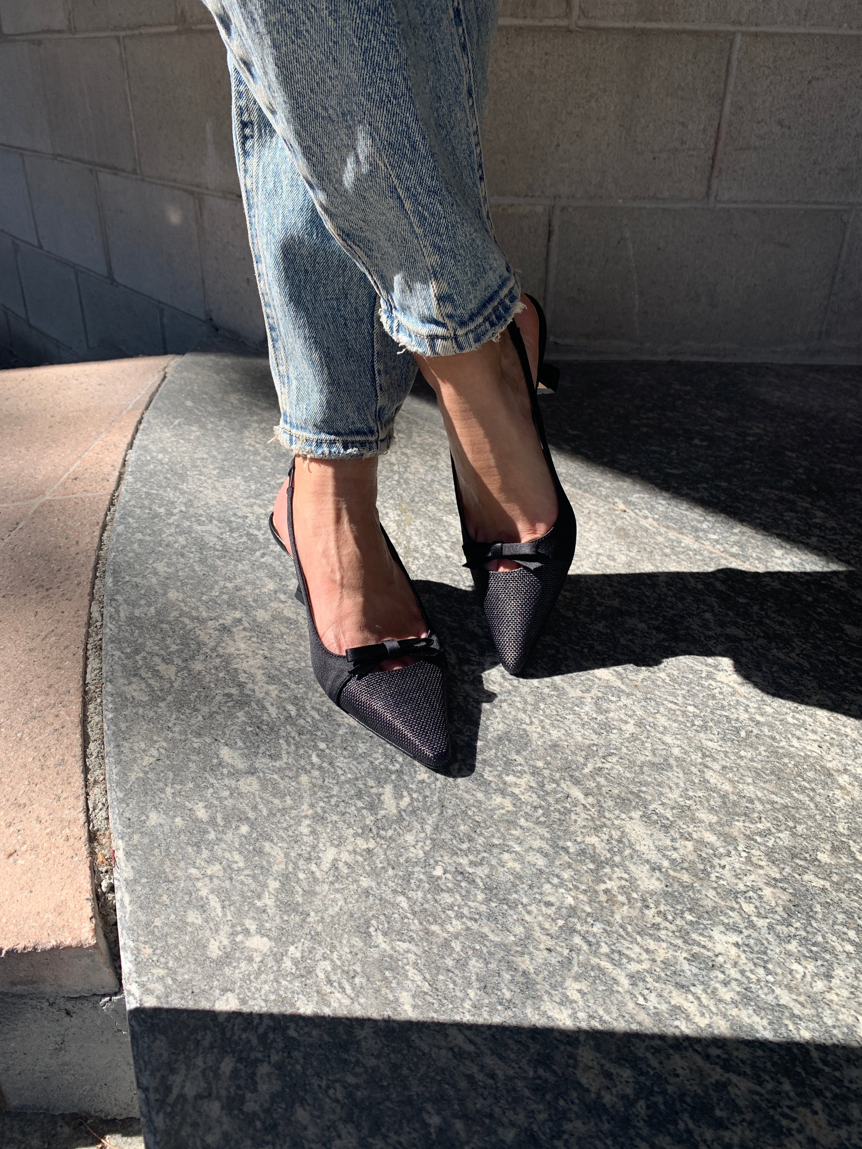Slingback nera con punta effetto rafia