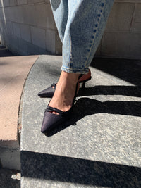 Slingback nera con punta effetto rafia