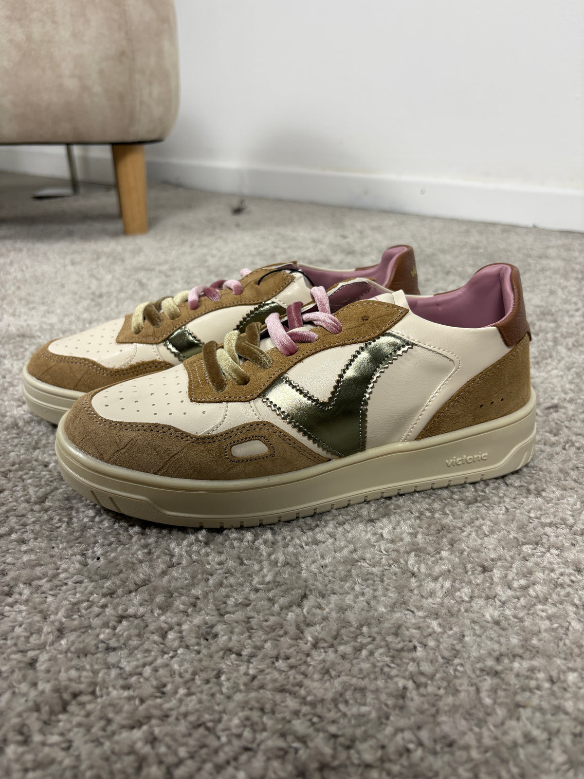 Sneaker Victoria Seul in camoscio effetto coccodrillo e dettagli metalizzati