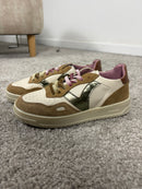 Sneaker Victoria Seul in camoscio effetto coccodrillo e dettagli metalizzati