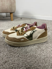 Sneaker Victoria Seul in camoscio effetto coccodrillo e dettagli metalizzati