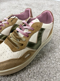 Sneaker Victoria Seul in camoscio effetto coccodrillo e dettagli metalizzati
