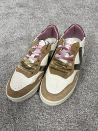 Sneaker Victoria Seul in camoscio effetto coccodrillo e dettagli metalizzati