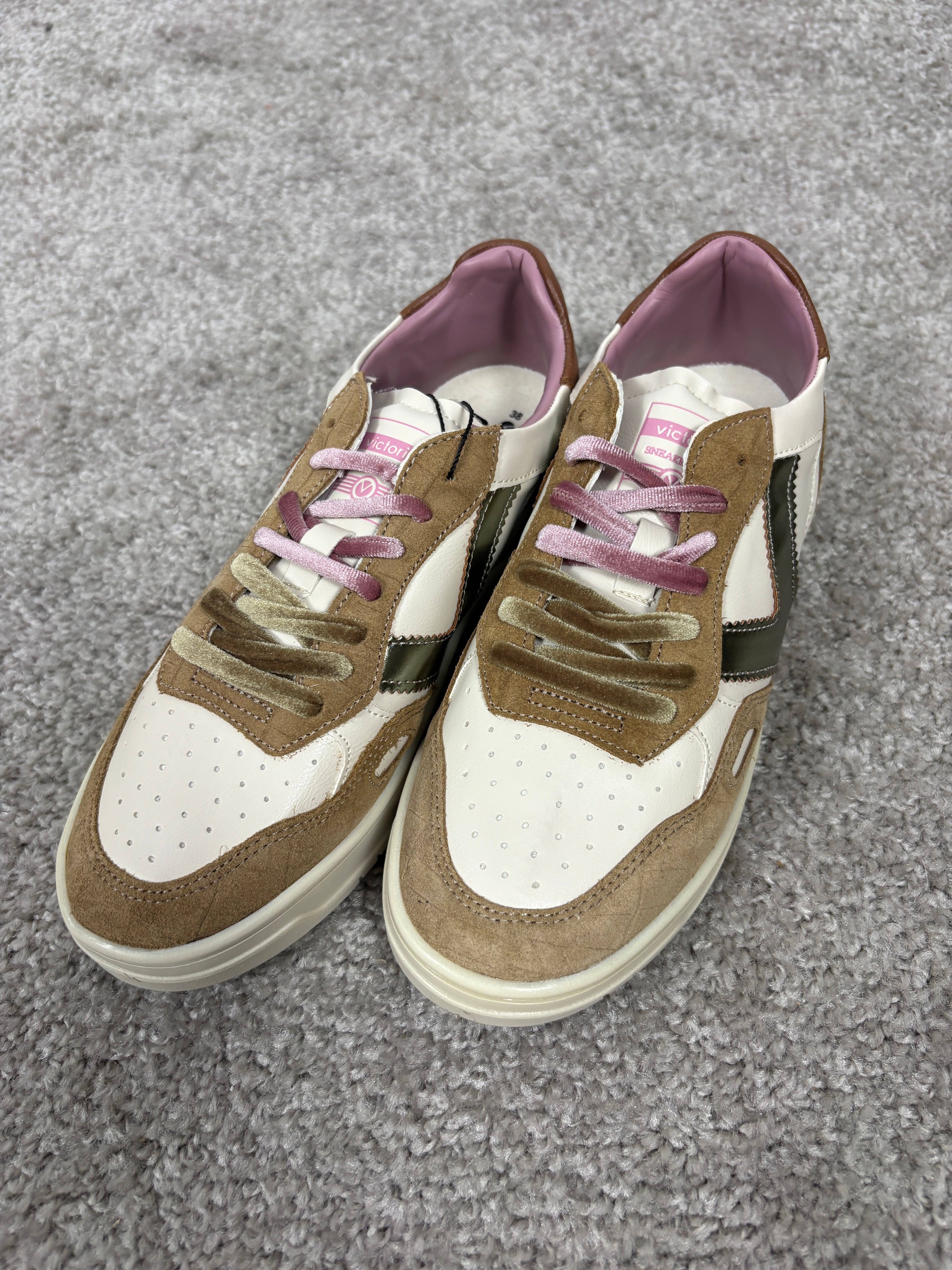 Sneaker Victoria Seul in camoscio effetto coccodrillo e dettagli metalizzati
