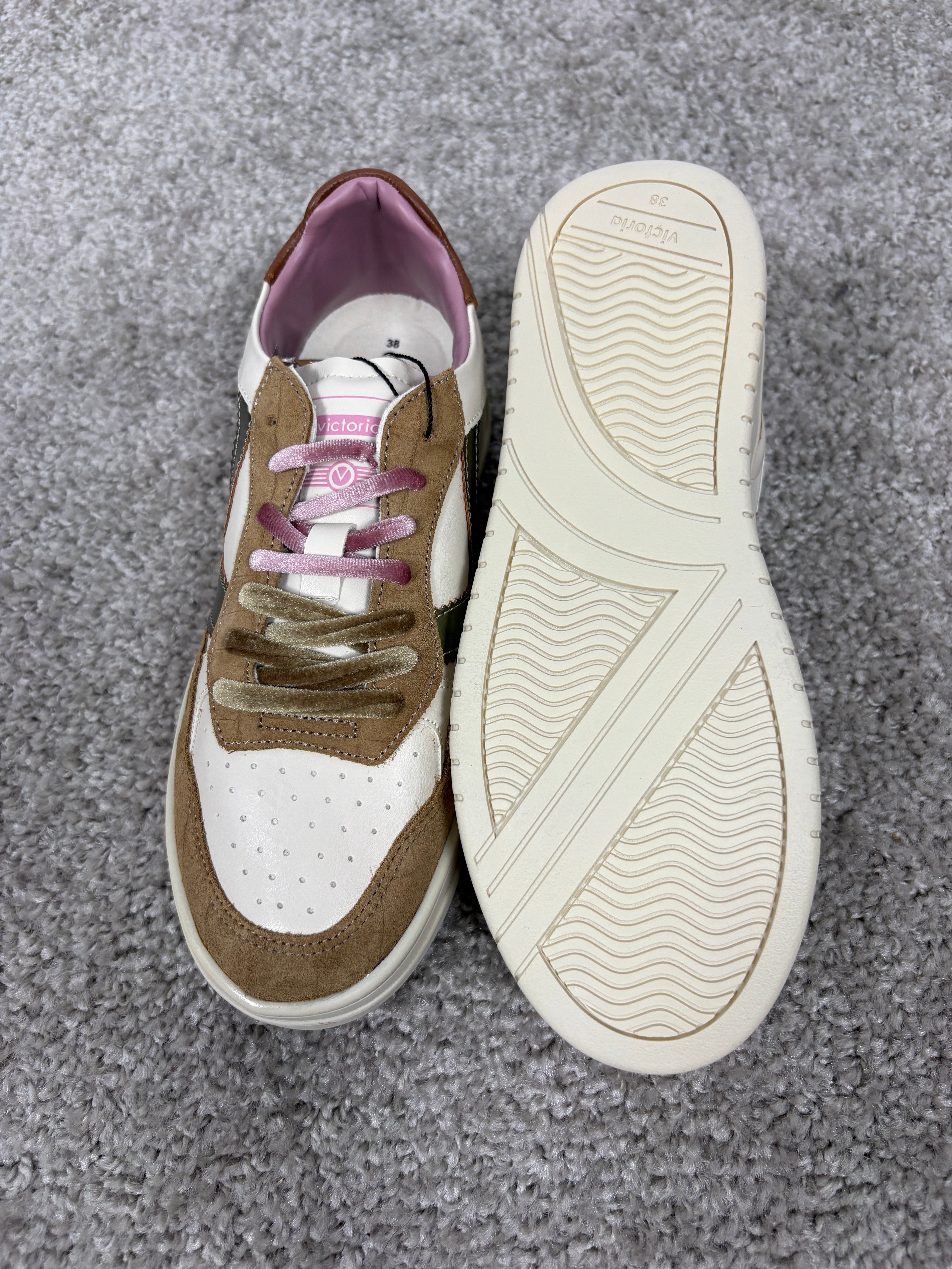 Sneaker Victoria Seul in camoscio effetto coccodrillo e dettagli metalizzati