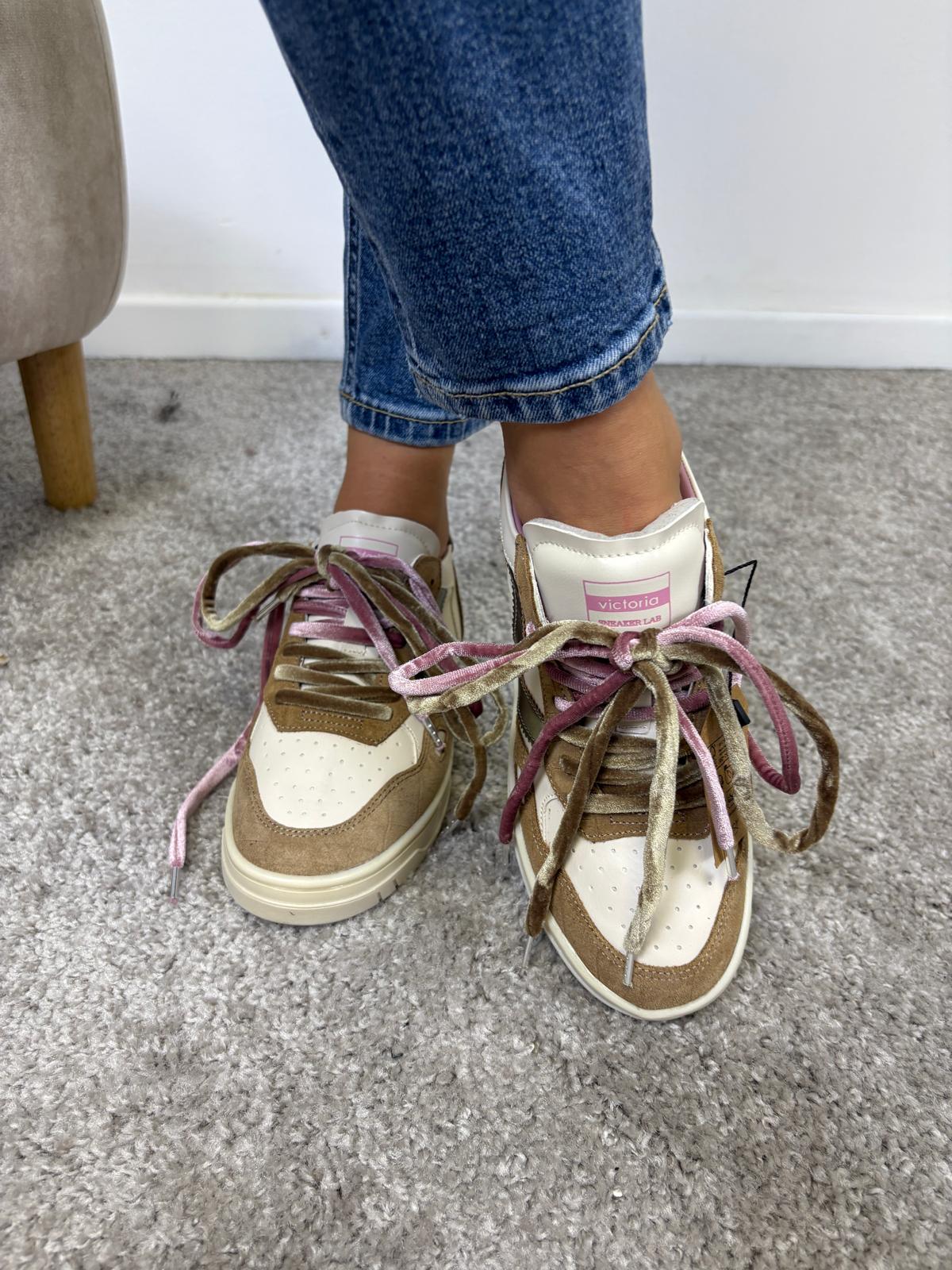 Sneaker Victoria Seul in camoscio effetto coccodrillo e dettagli metalizzati