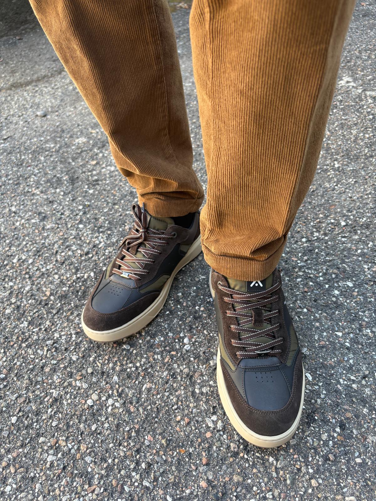 Sneaker Ambitious in pelle kaki e testa di moro