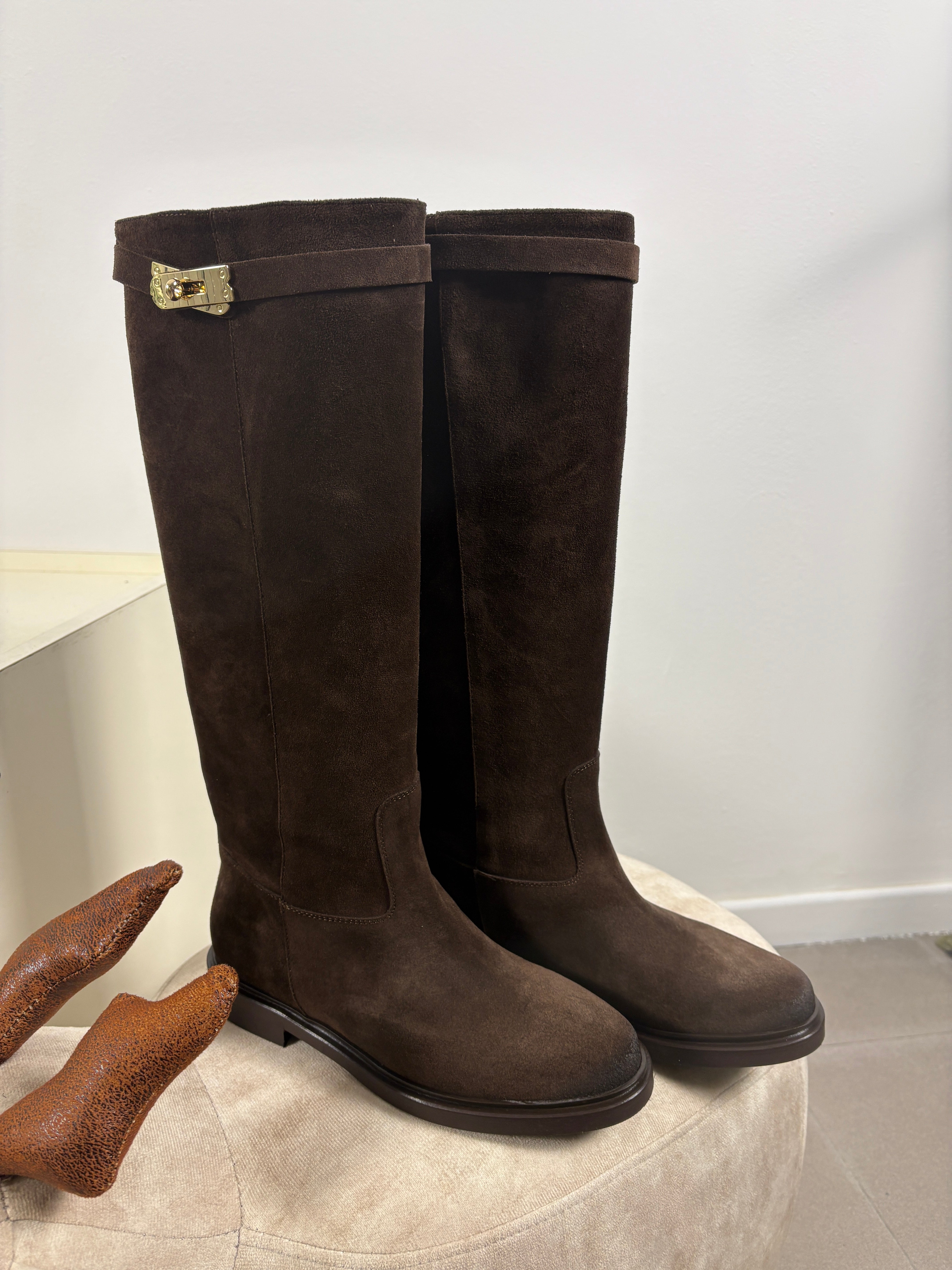 Stivale Eleonora in camoscio cioccolato con cinturino removibile