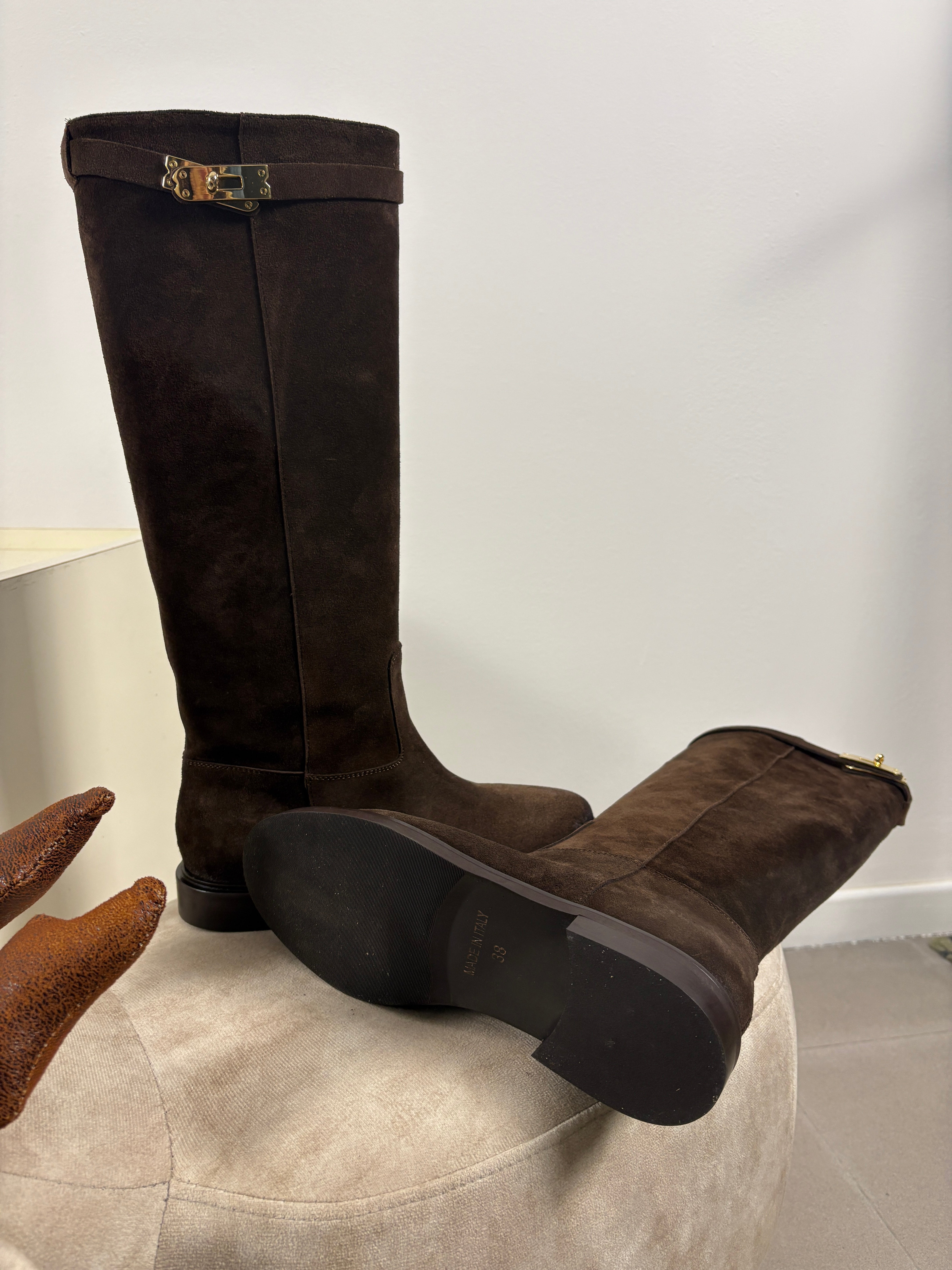 Stivale Eleonora in camoscio cioccolato con cinturino removibile