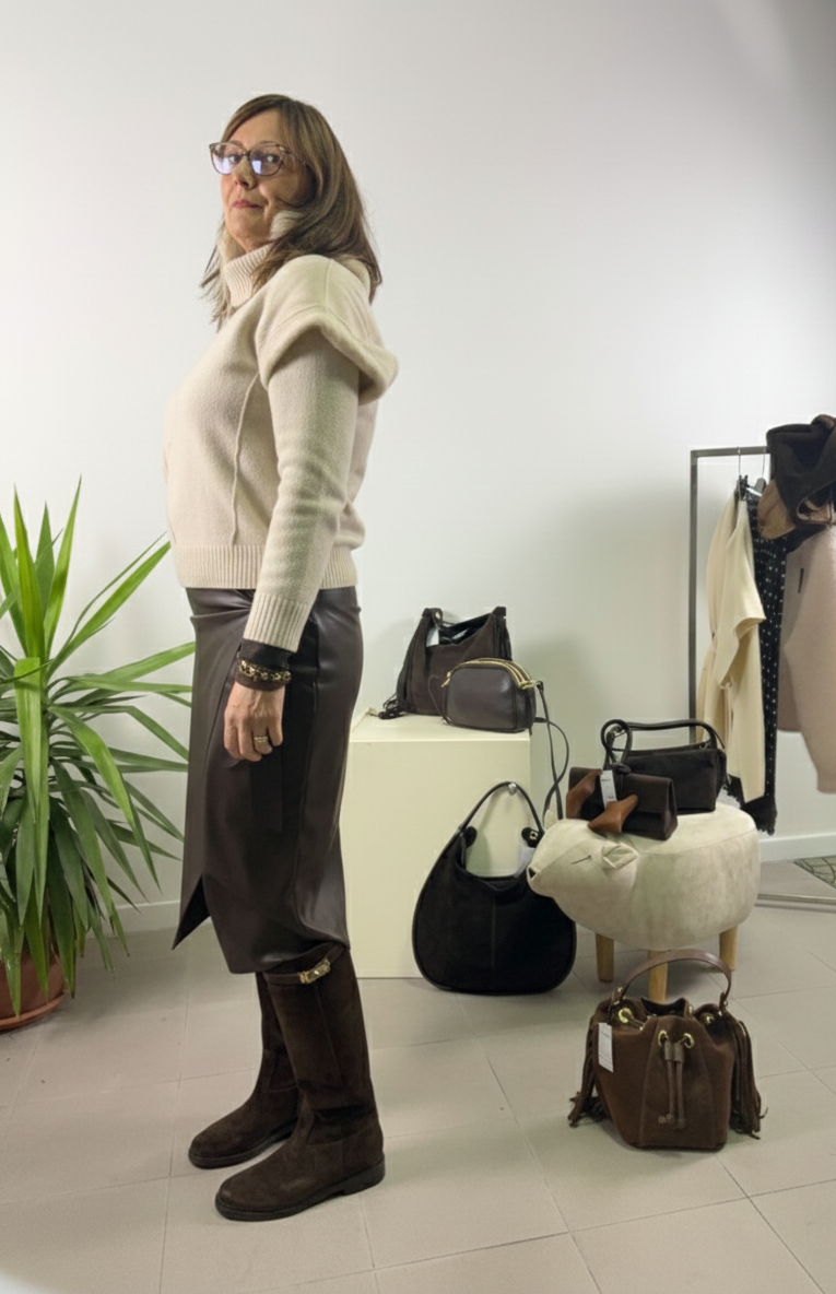 Stivale Eleonora in camoscio cioccolato con cinturino removibile