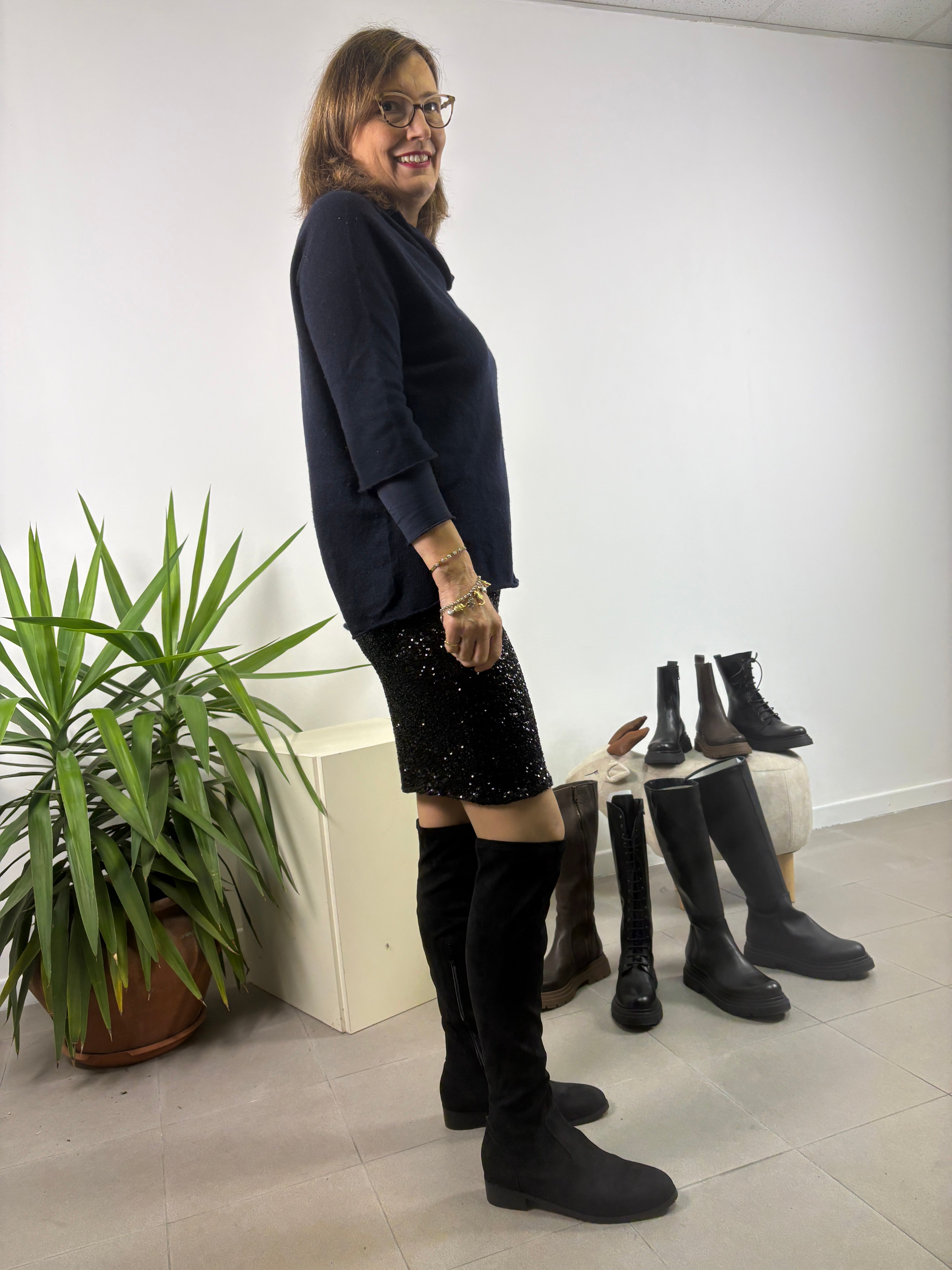 Stivale Elena overknee in camoscio nero tacco basso