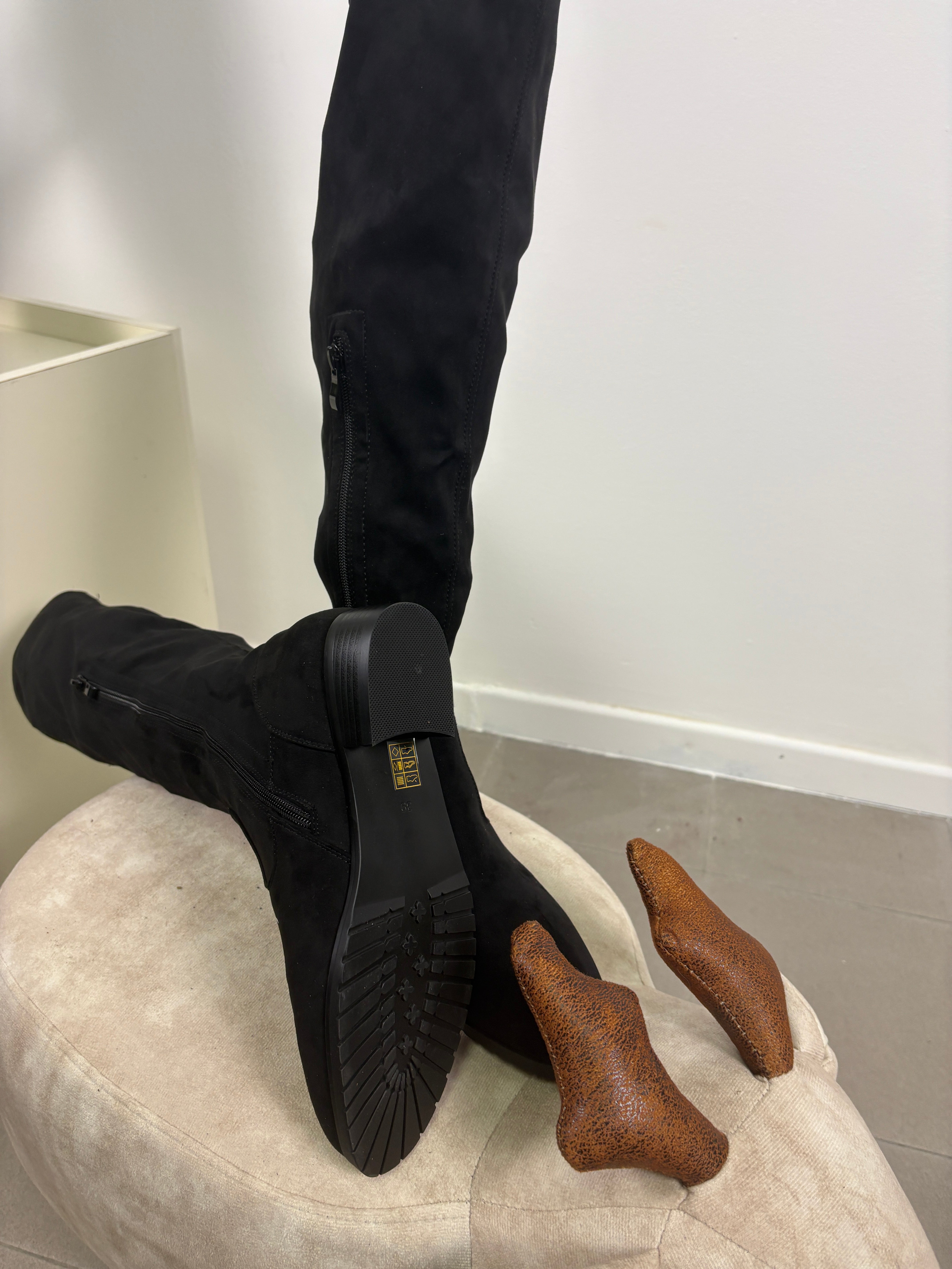 Stivale Elena overknee in camoscio nero tacco basso