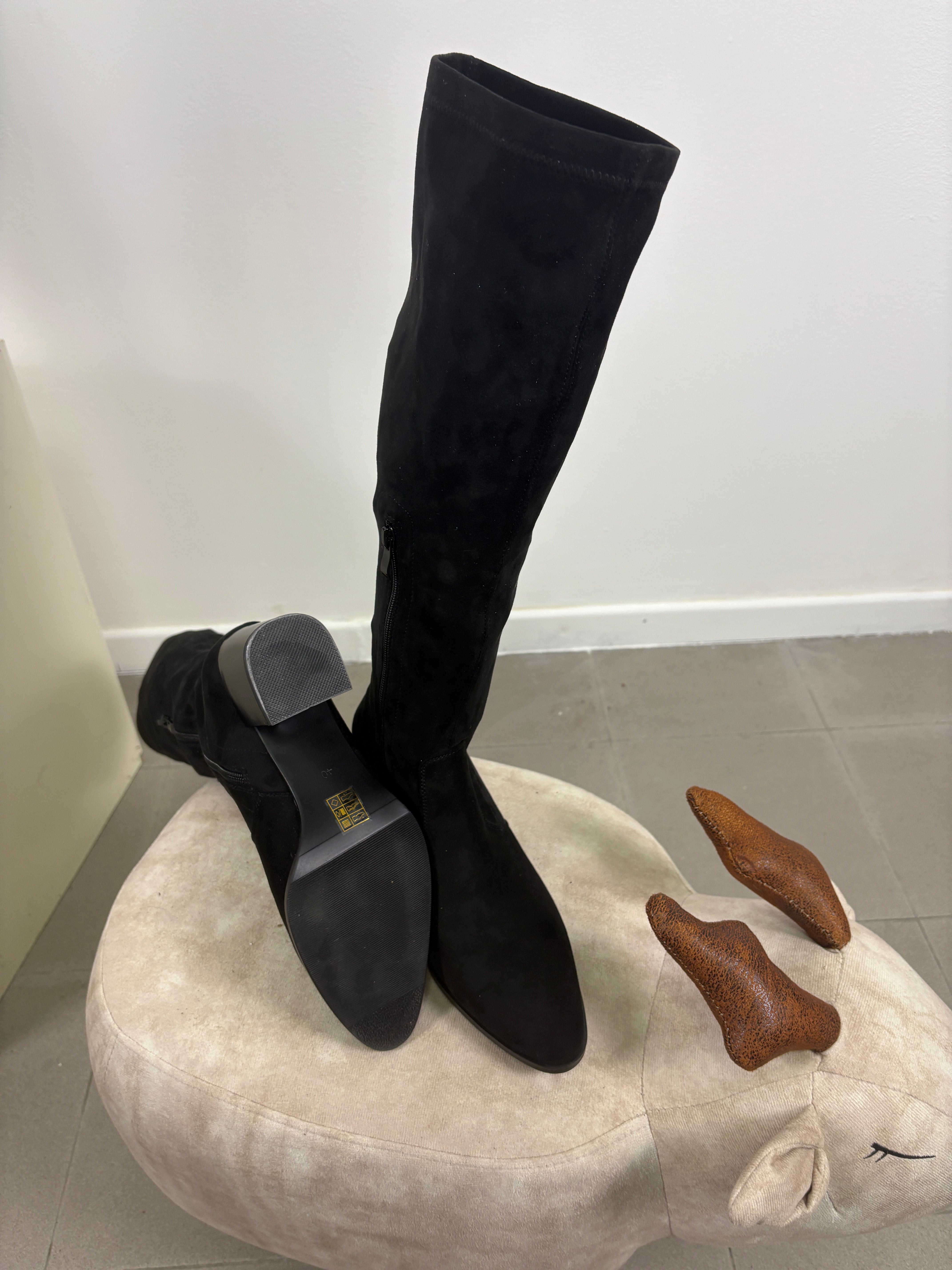 Stivale Camilla in camoscio nero con gambale elasticizzato