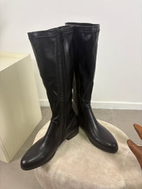 Stivale Ginevra in pelle nera con gambale elasticizzato e tacco basso