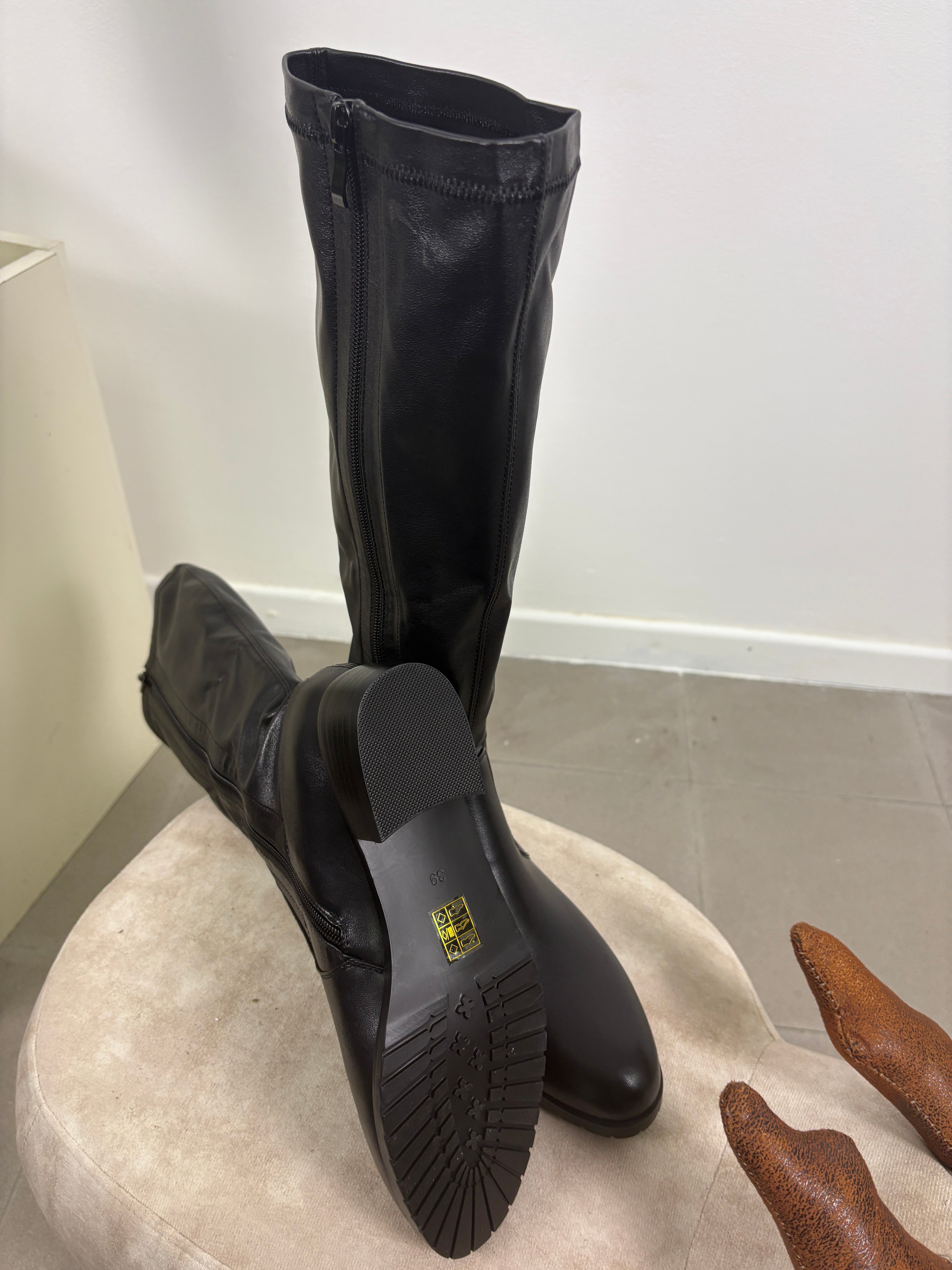 Stivale Ginevra in pelle nera con gambale elasticizzato e tacco basso