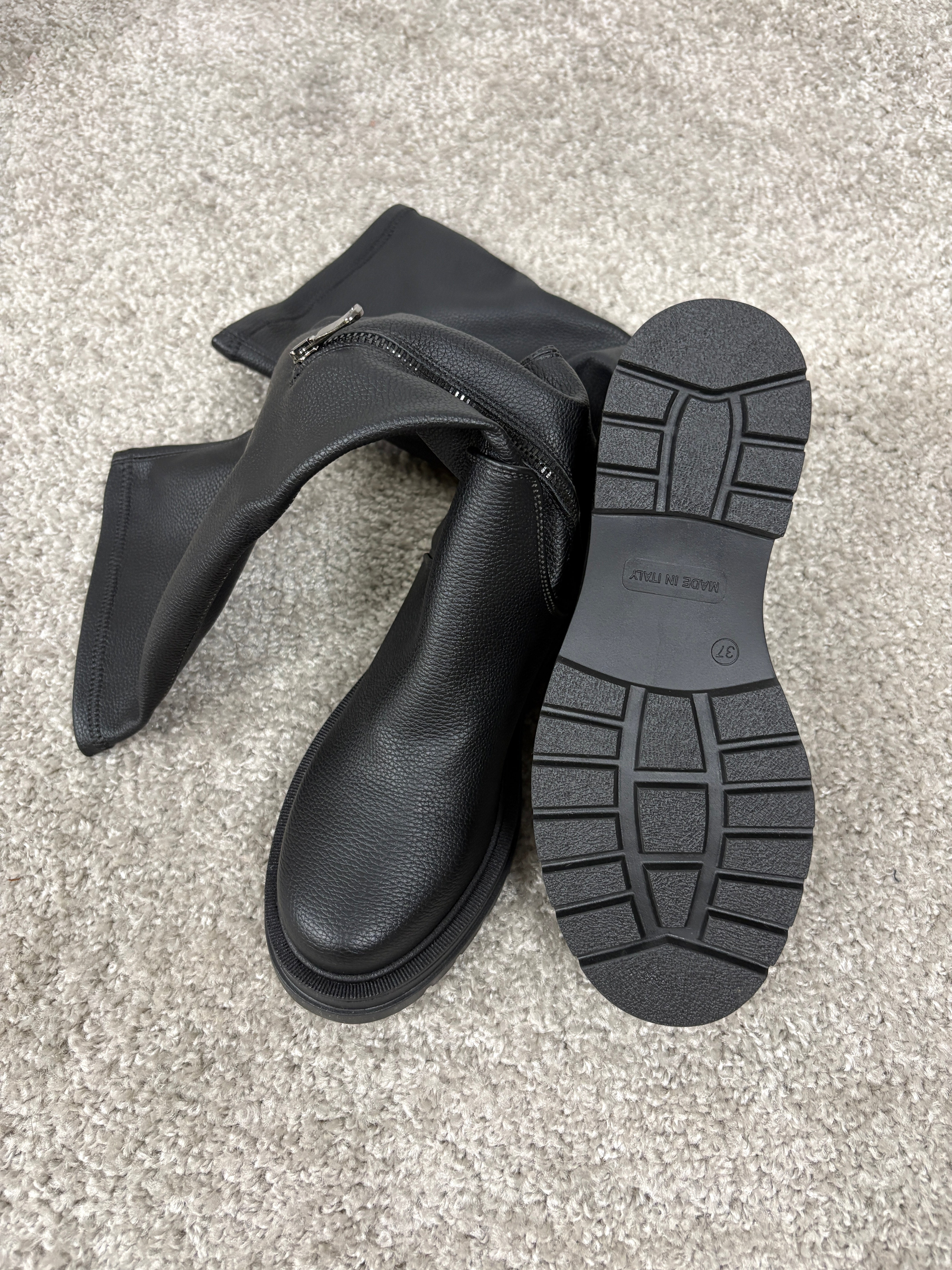 Stivale pelle nera elasticizzato con fondo carrarmato