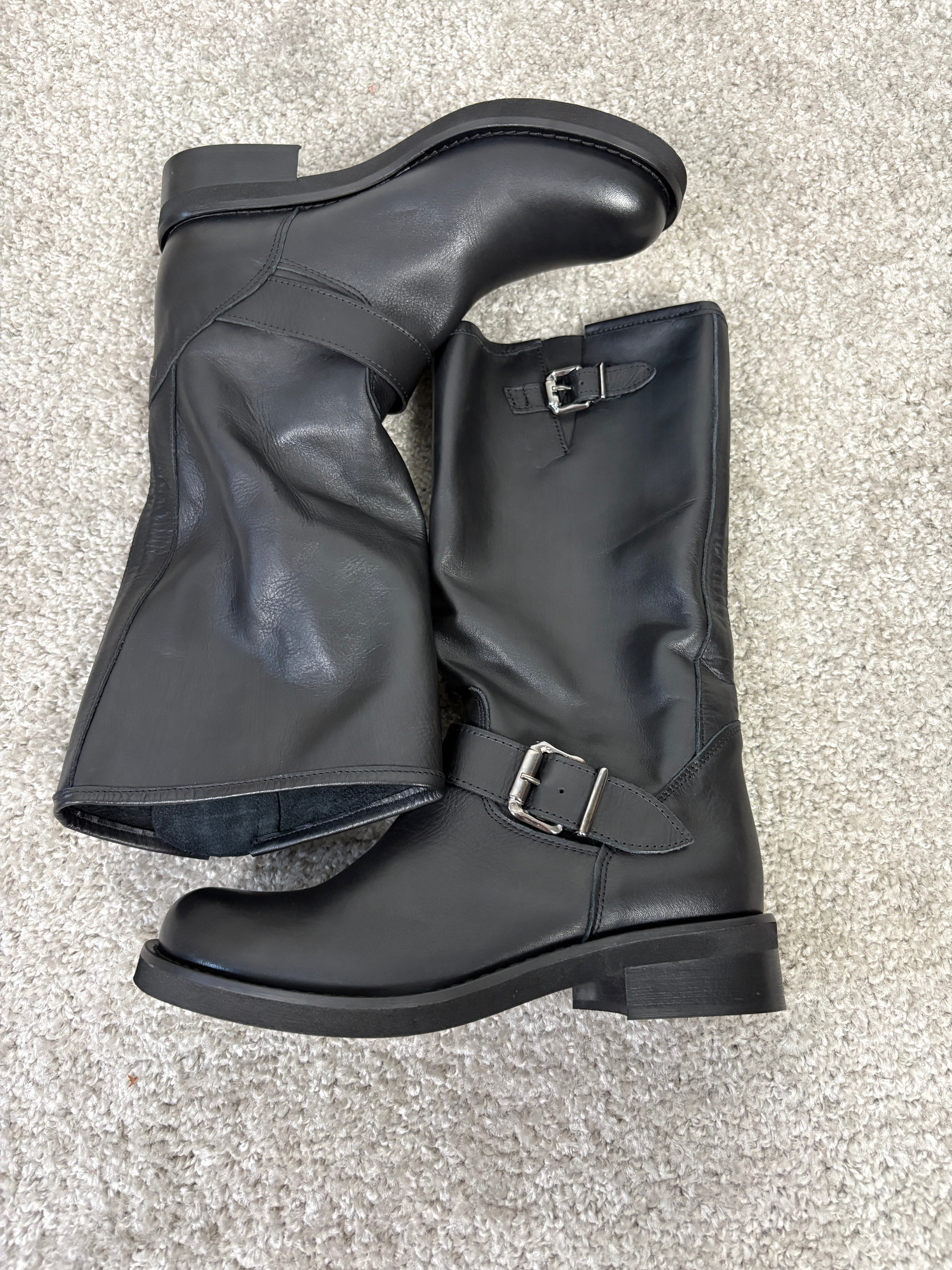 Stivale vintage in nappa nera con doppie fibbie