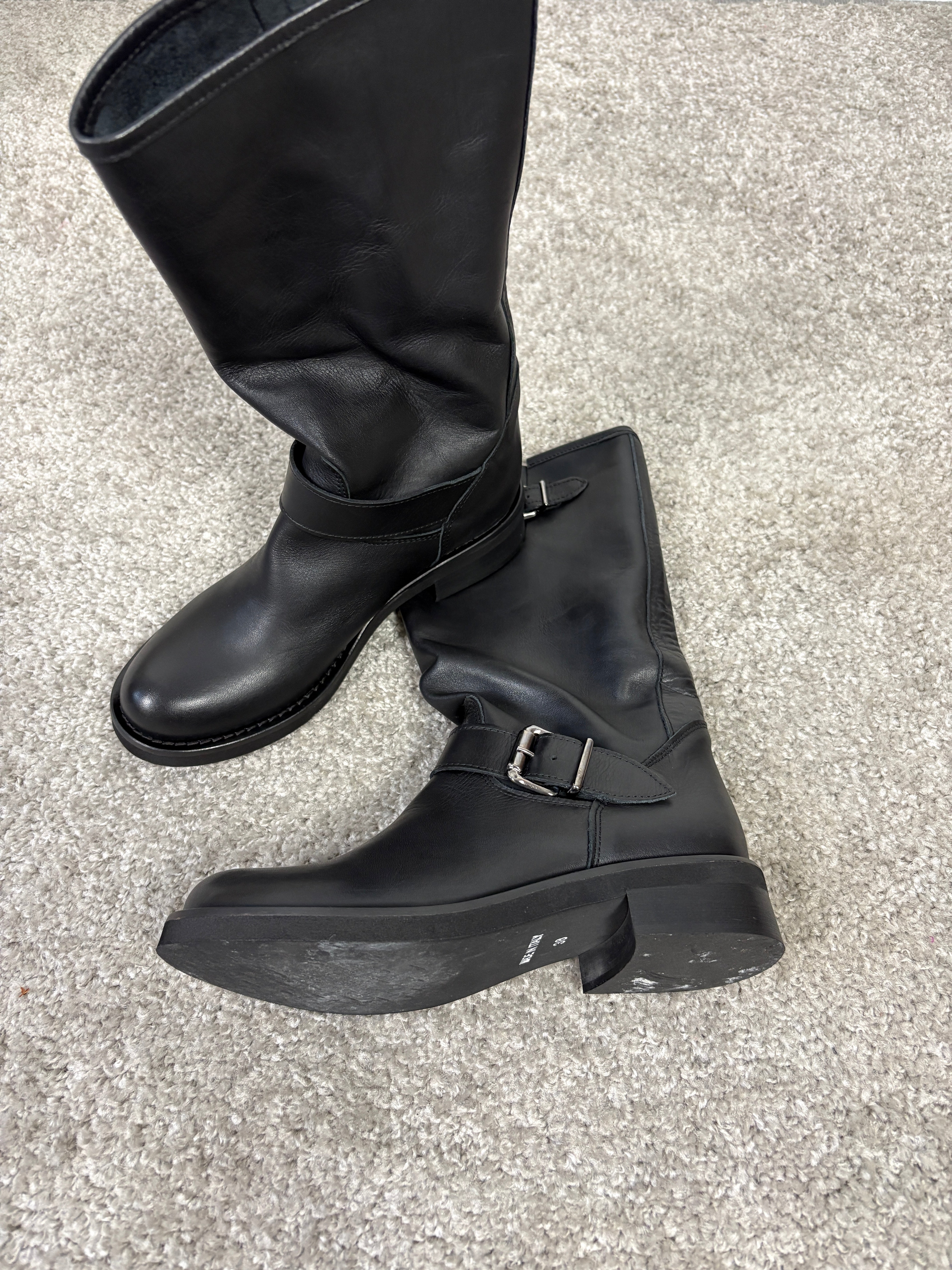 Stivale vintage in nappa nera con doppie fibbie