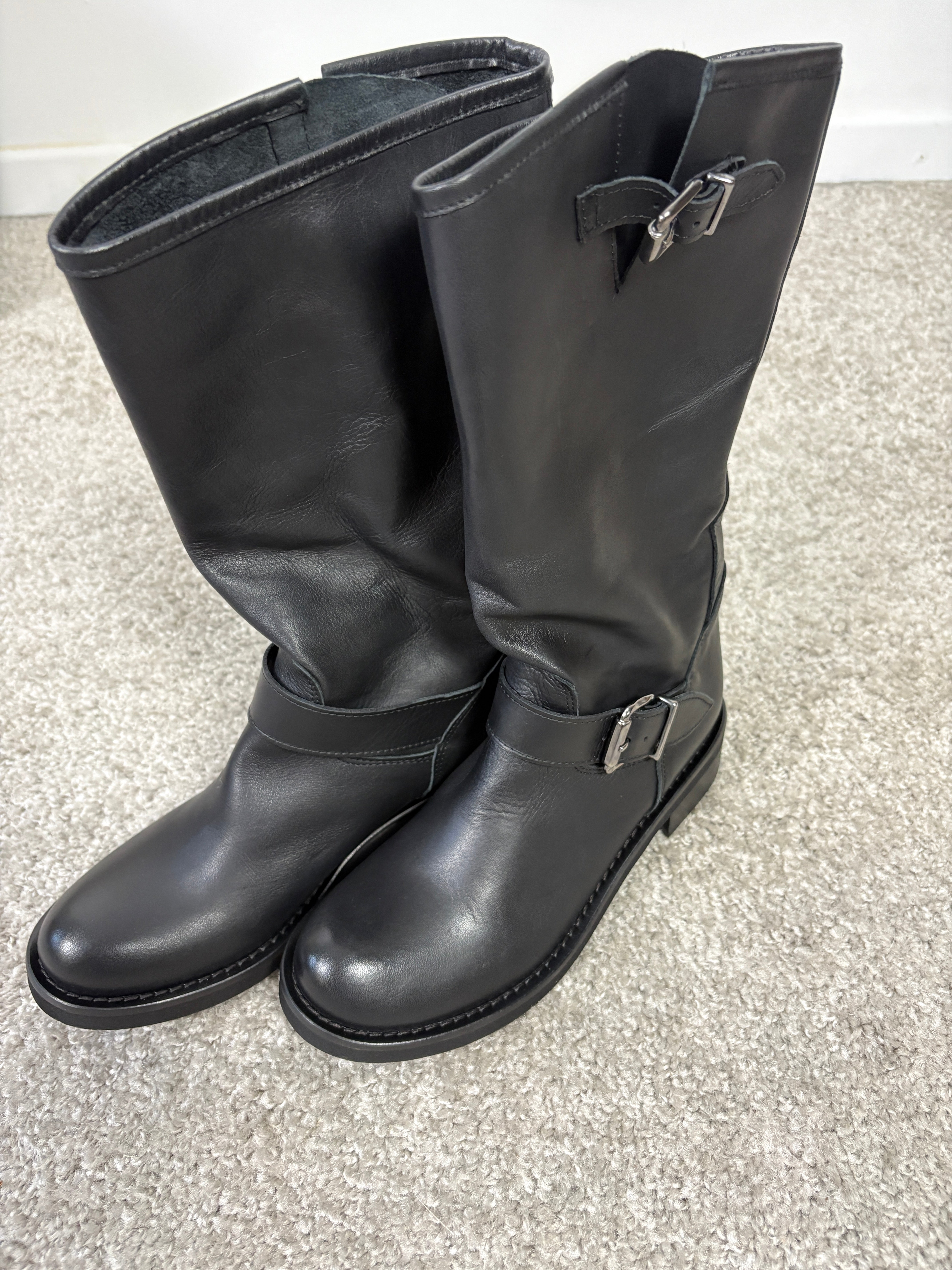 Stivale vintage in nappa nera con doppie fibbie