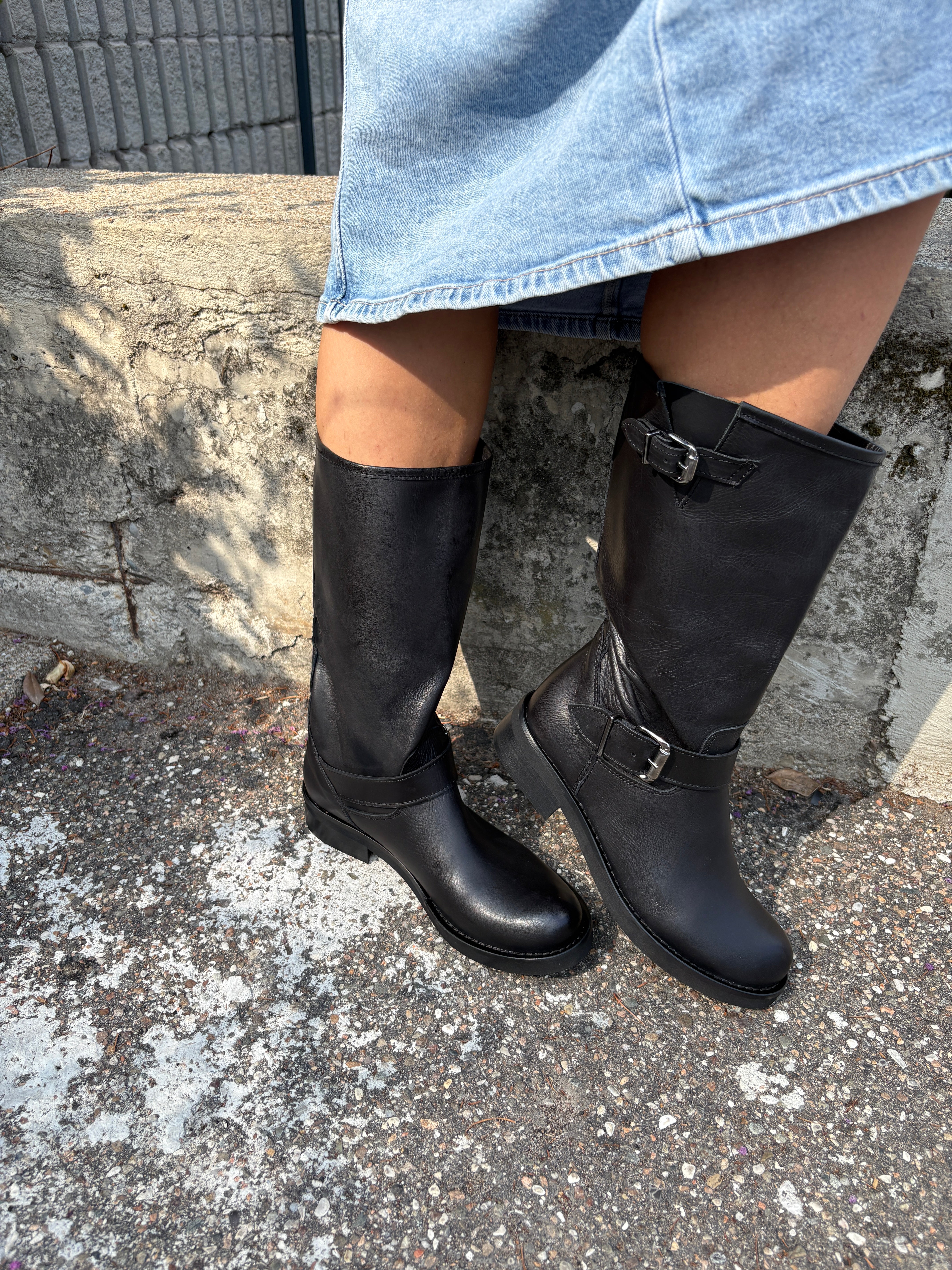 Stivale vintage in nappa nera con doppie fibbie