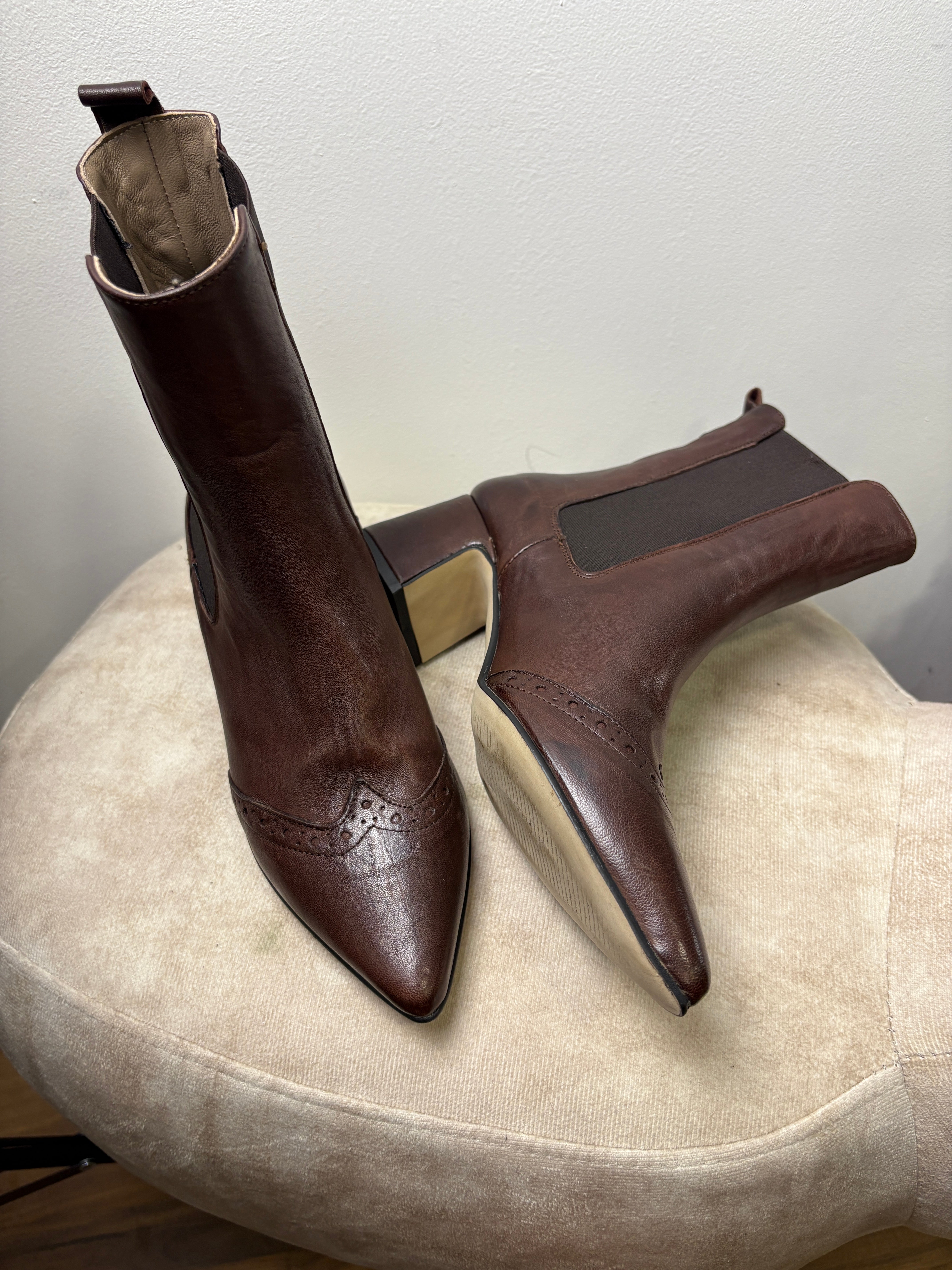Stivaletto Chelsea in pelle con dettaglio brogue