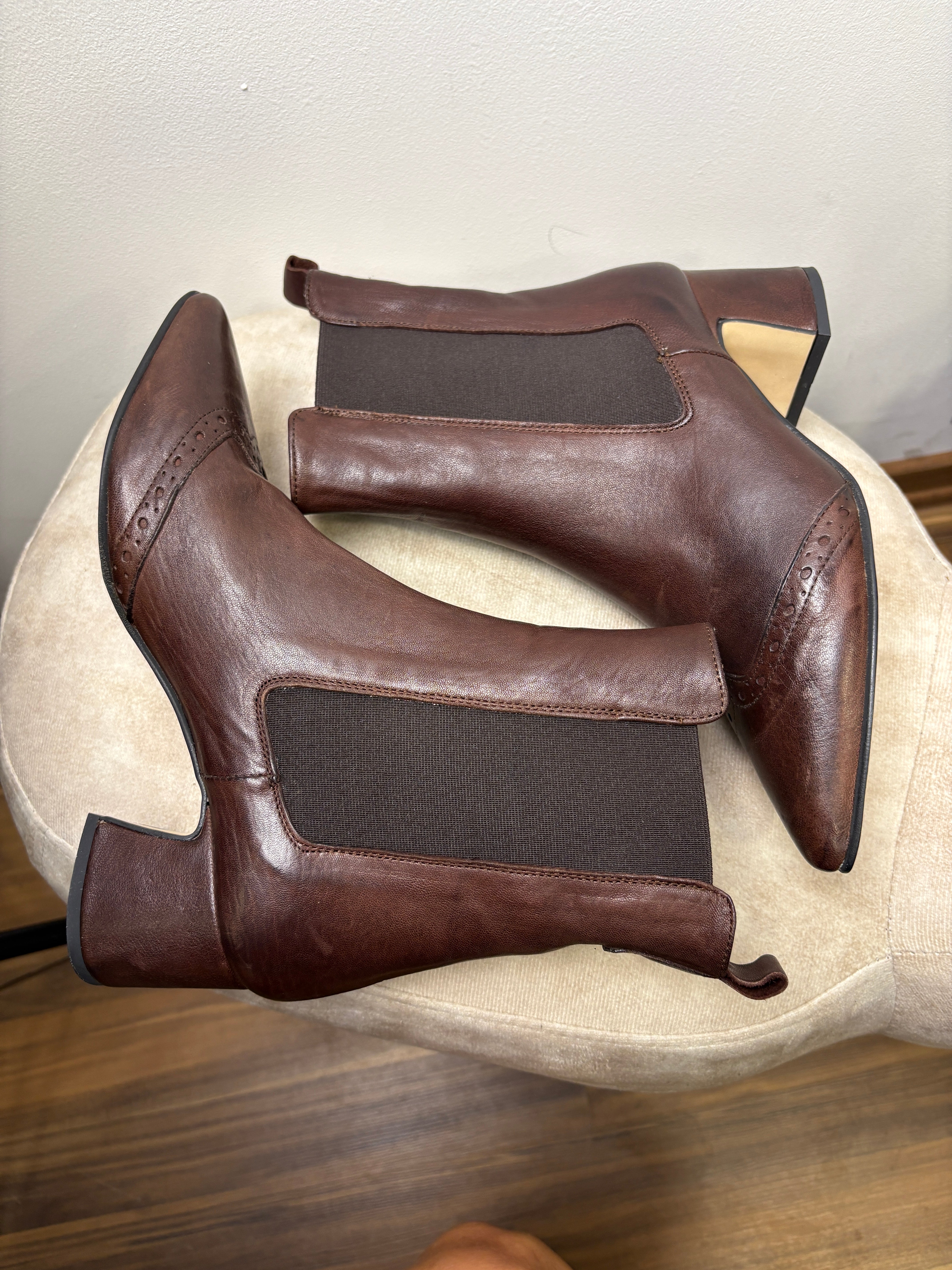 Stivaletto Chelsea in pelle con dettaglio brogue