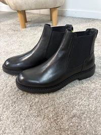 Stivaletto Ambitious in pelle nera con elastico laterale