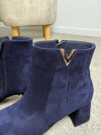 Stivaletto L’Amour by Albano in pelle scamosciata con dettaglio a V