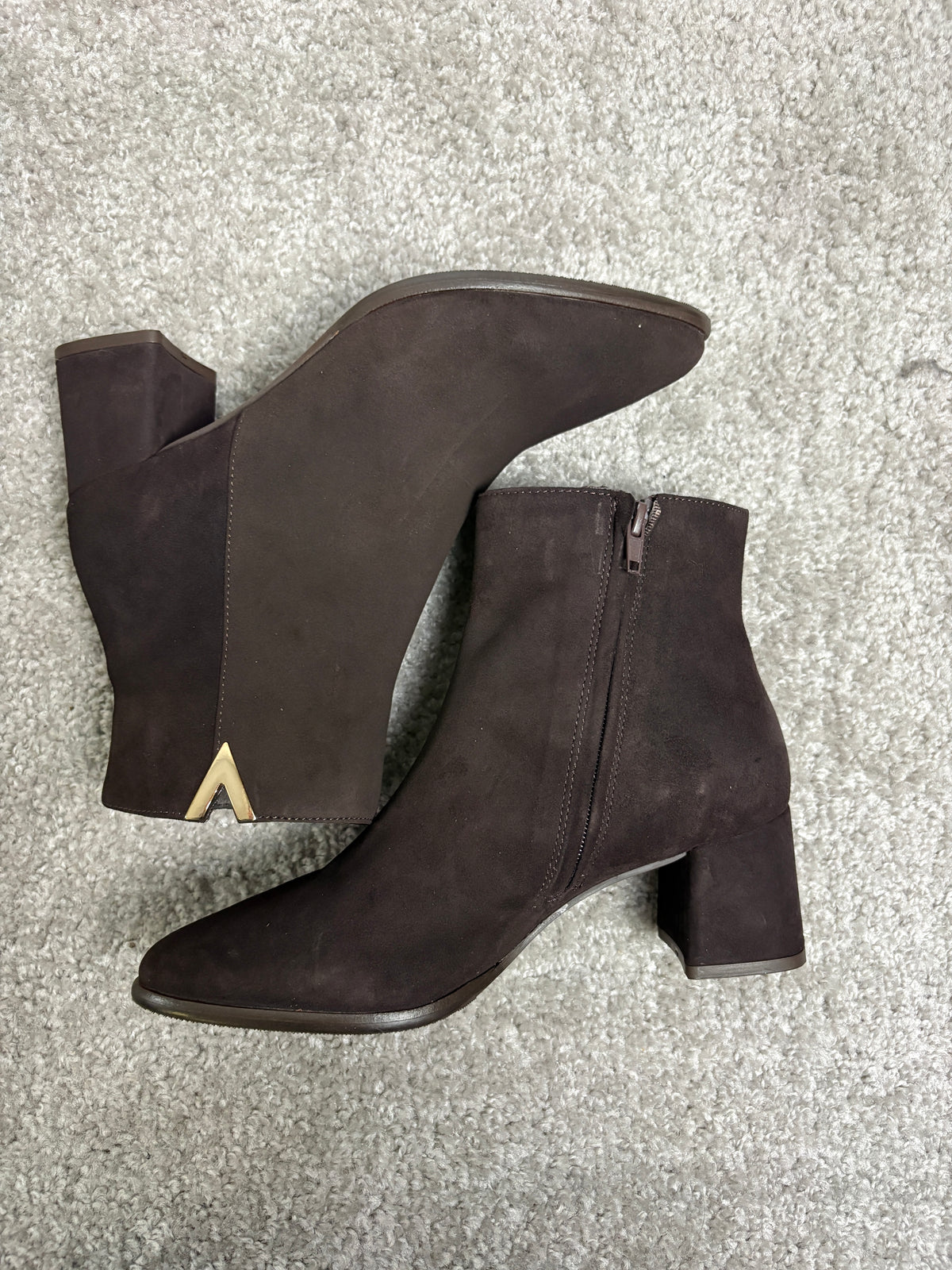 Stivaletto L’Amour by Albano in pelle scamosciata con dettaglio a V