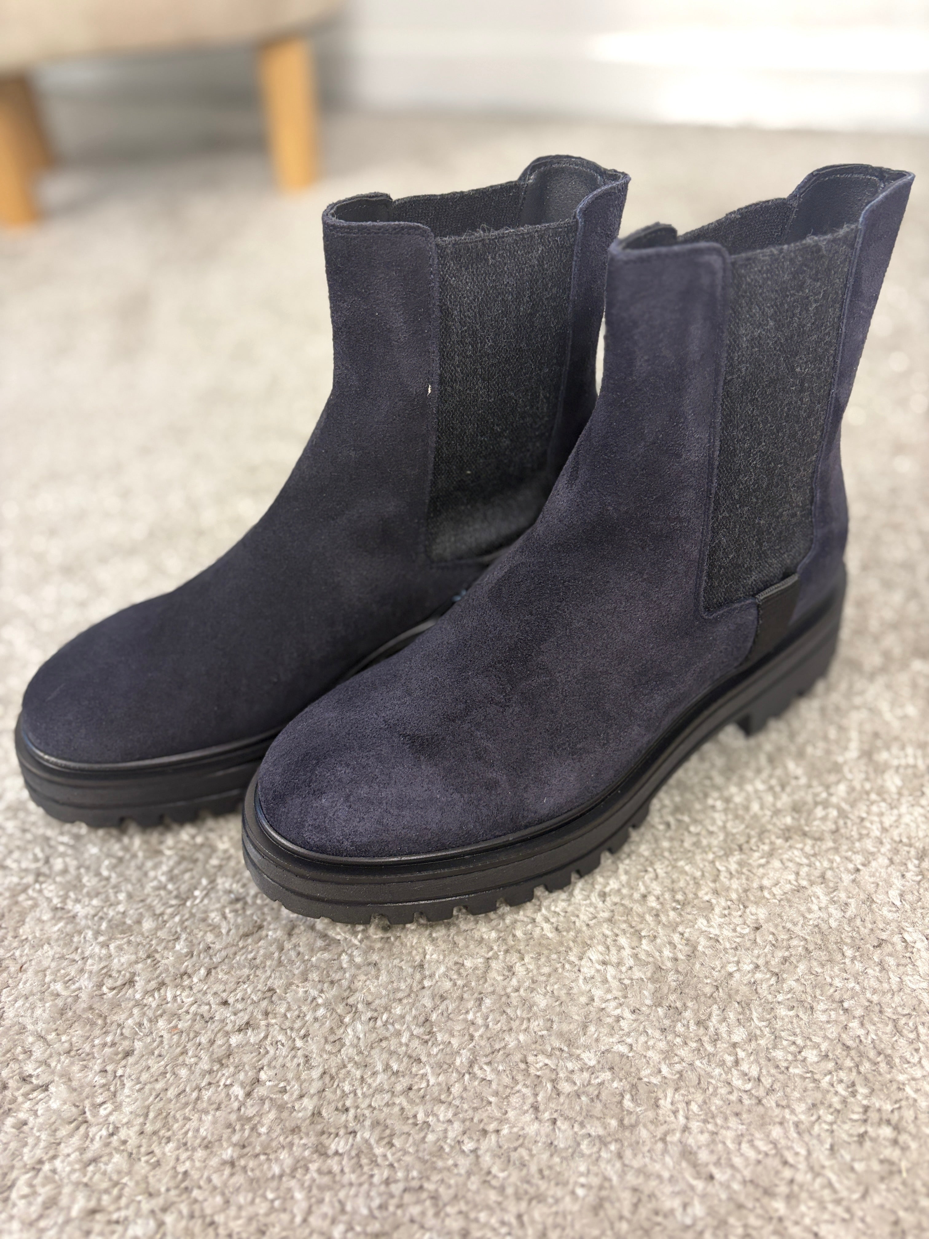 Stivaletto Chelsea in nabuk blu con elastico laterale