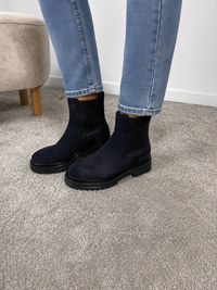 Stivaletto Chelsea in nabuk blu con elastico laterale