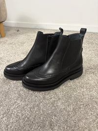 Stivaletto Chelsea in pelle nera con elastico e cerniera