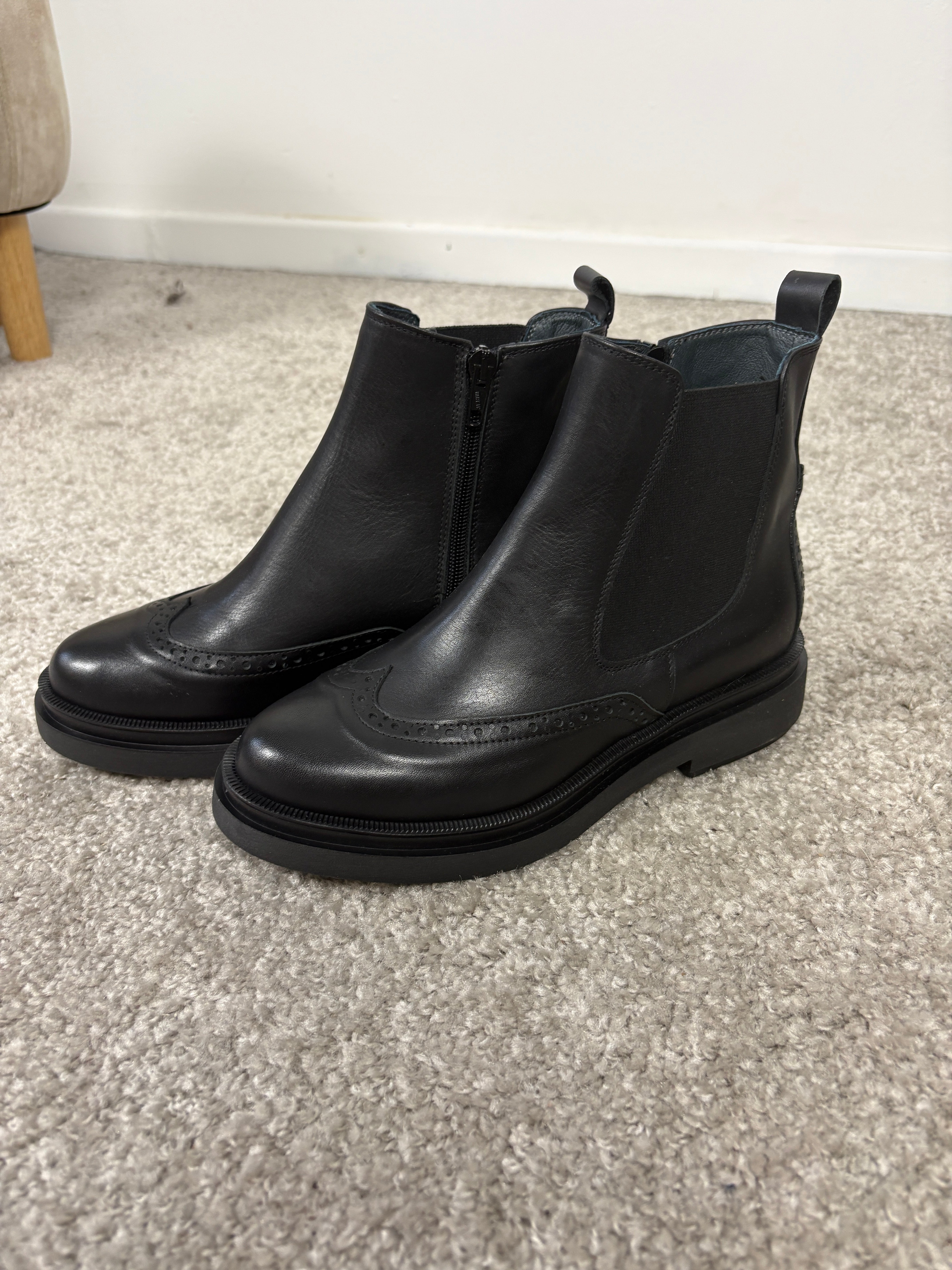 Stivaletto Chelsea in pelle nera con elastico e cerniera