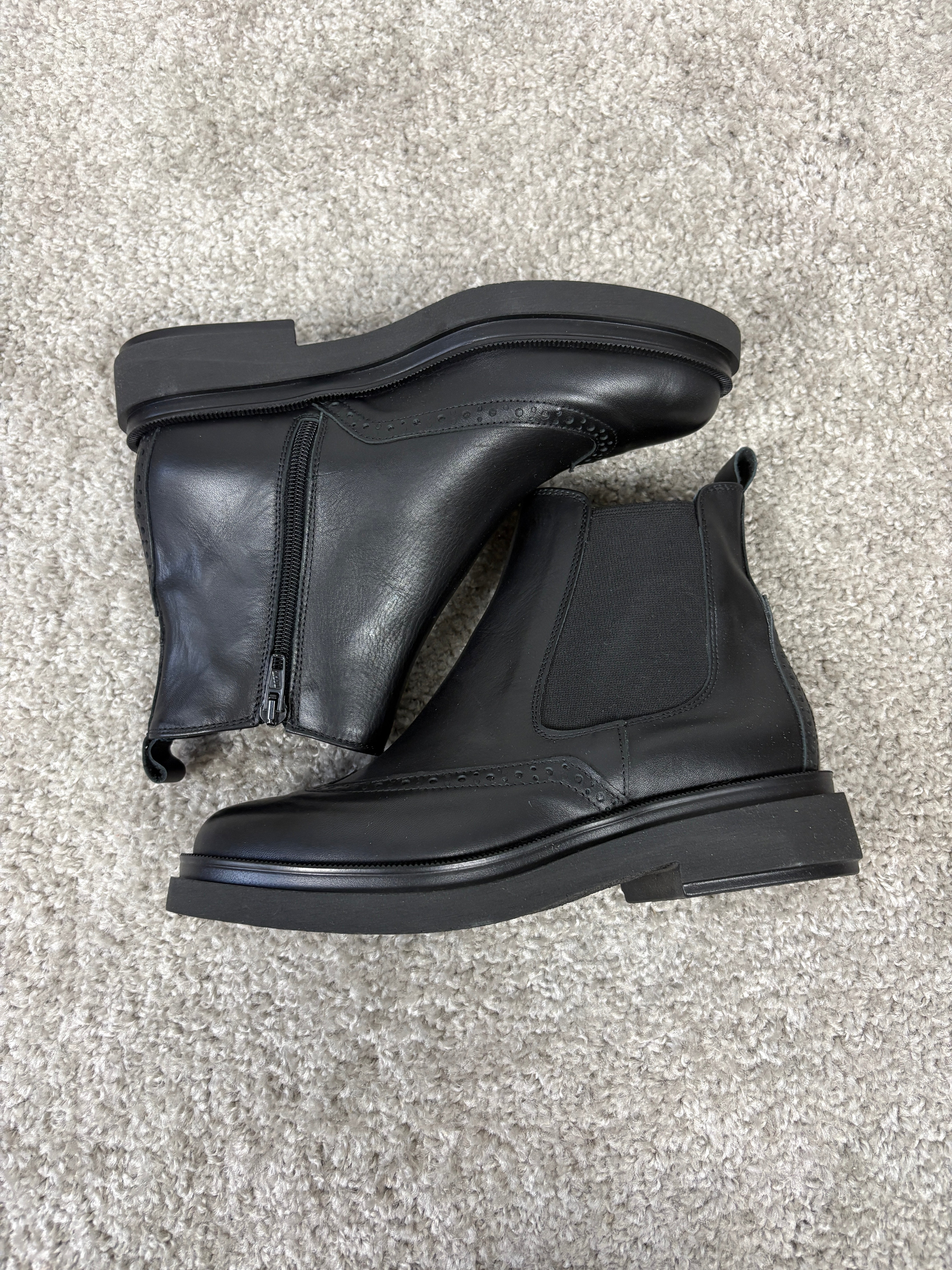 Stivaletto Chelsea in pelle nera con elastico e cerniera