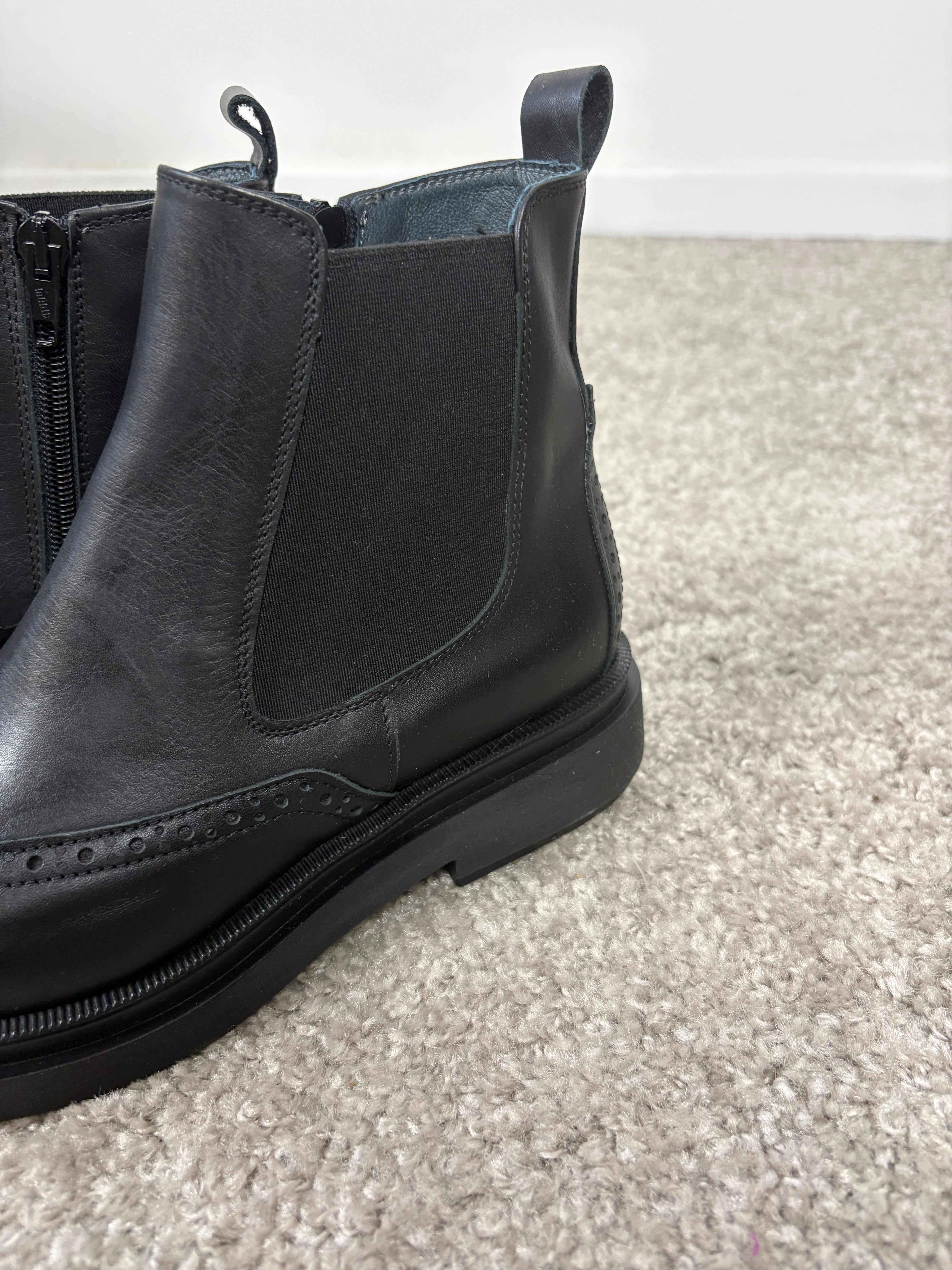 Stivaletto Chelsea in pelle nera con elastico e cerniera