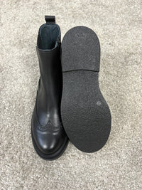 Stivaletto Chelsea in pelle nera con elastico e cerniera