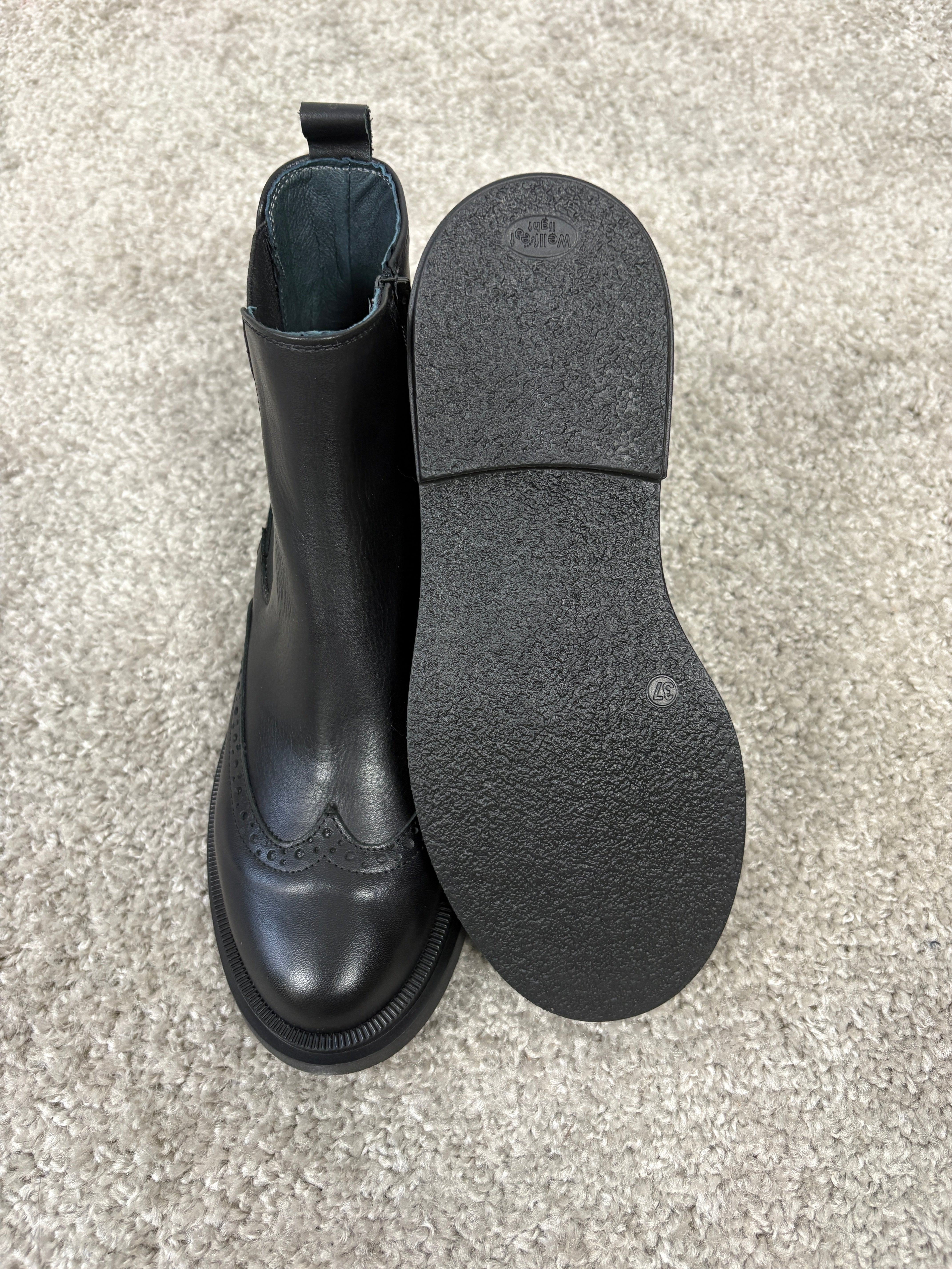 Stivaletto Chelsea in pelle nera con elastico e cerniera