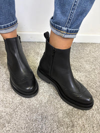 Stivaletto Chelsea in pelle nera con elastico e cerniera