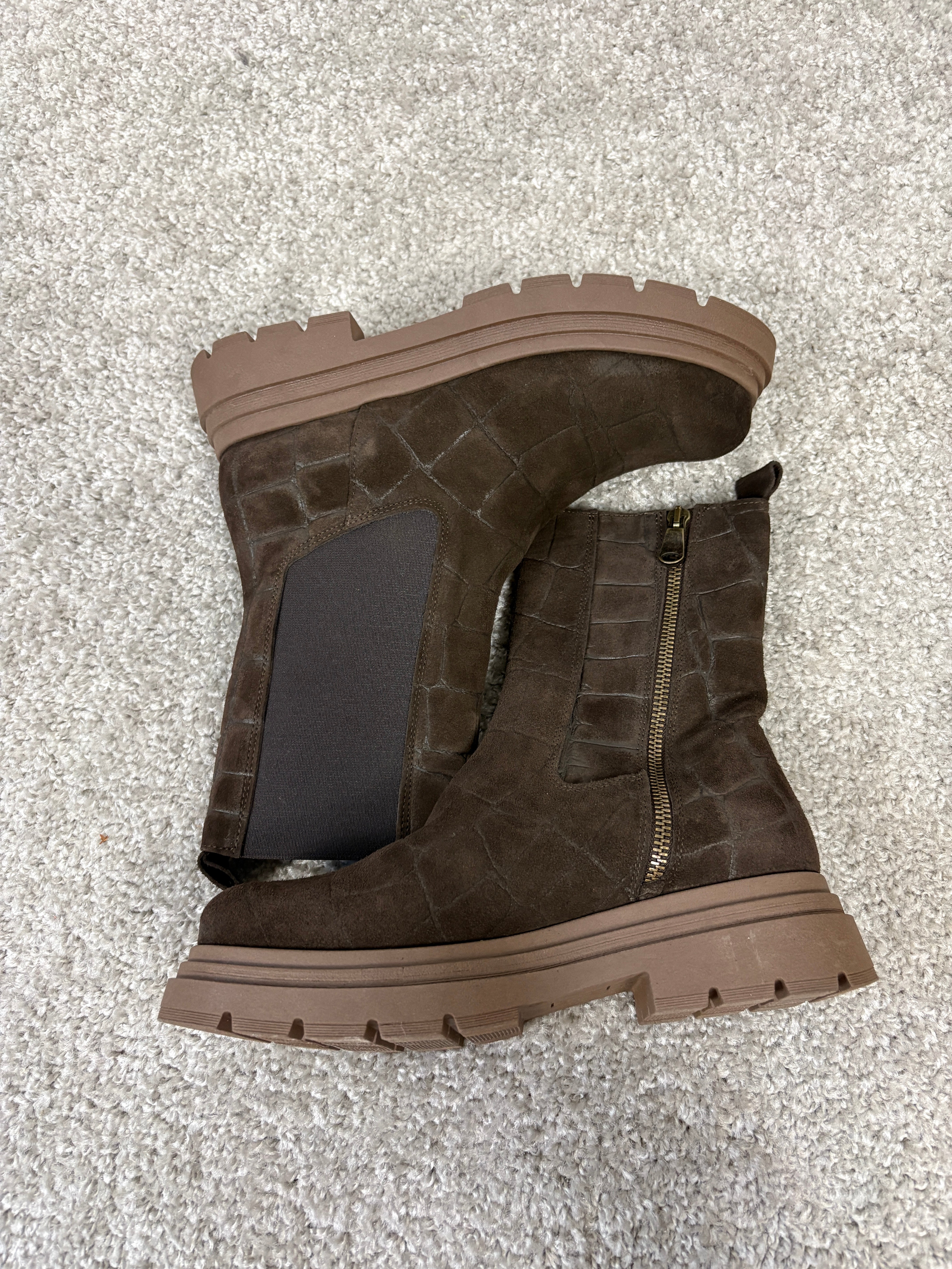 Stivaletto alto in nabuk effetto cocco con elastico laterale