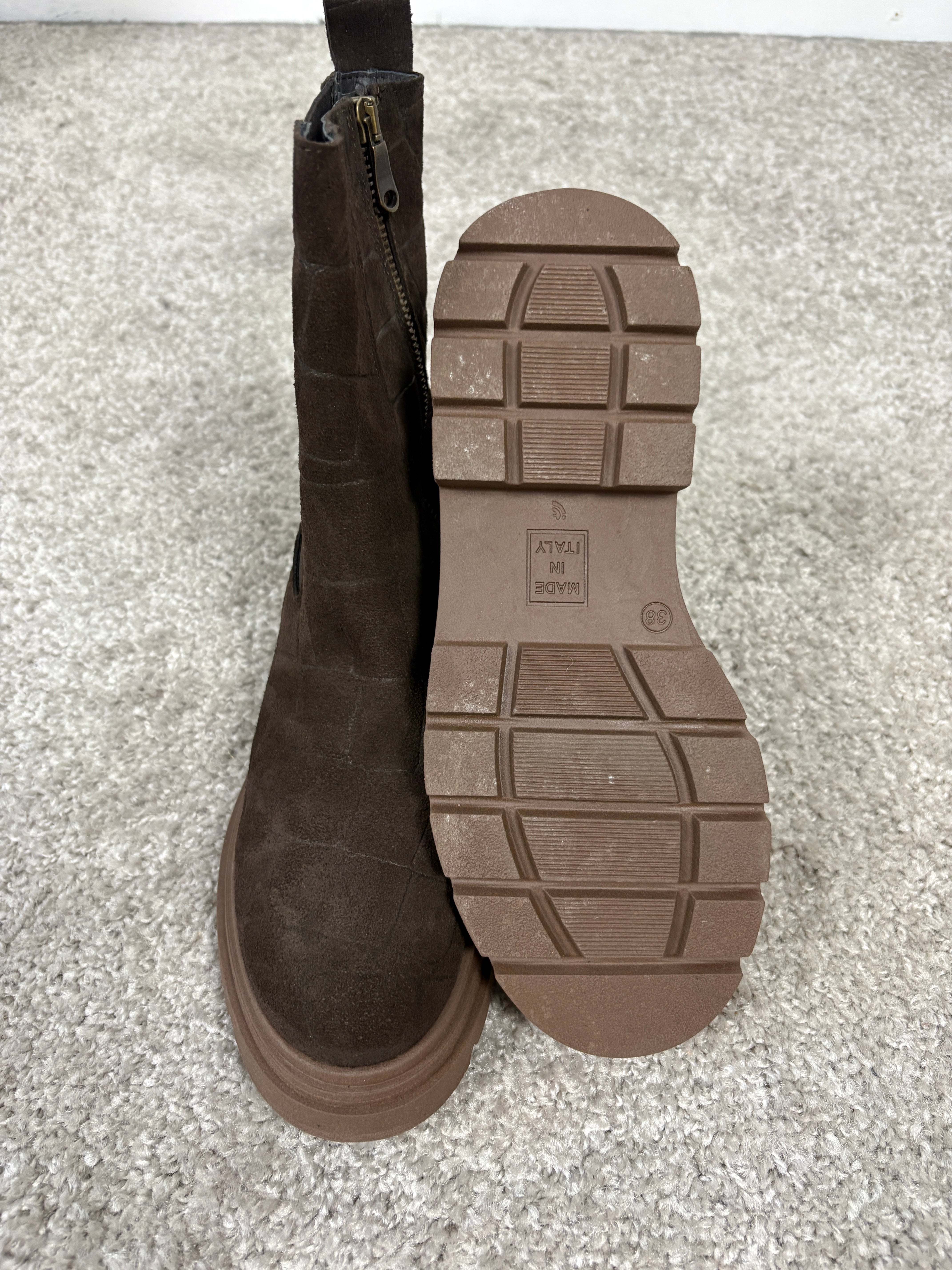 Stivaletto alto in nabuk effetto cocco con elastico laterale