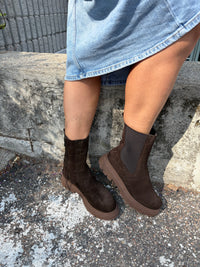 Stivaletto alto in nabuk effetto cocco con elastico laterale