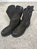 Stivaletto in nabuk con fibbie laterali