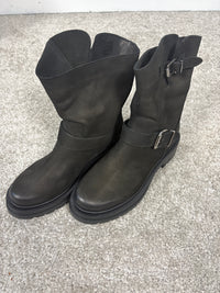 Stivaletto in nabuk con fibbie laterali
