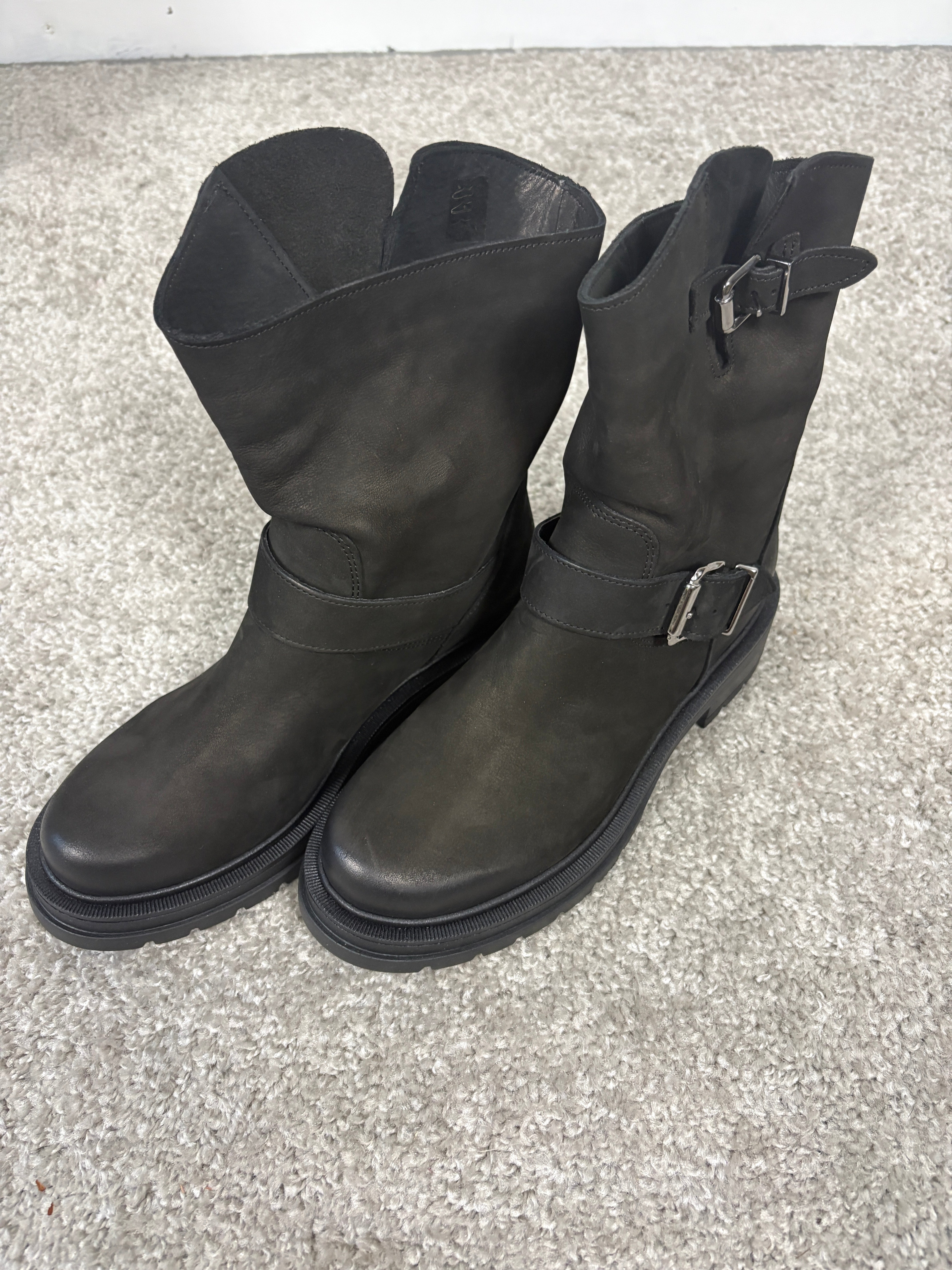 Stivaletto in nabuk con fibbie laterali