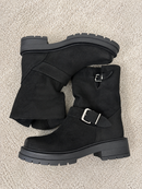 Stivaletto in nabuk con fibbie laterali