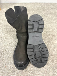 Stivaletto in nabuk con fibbie laterali