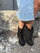 Stivaletto in nabuk con fibbie laterali