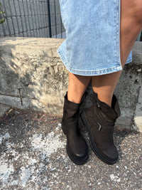 Stivaletto in nabuk con fibbie laterali